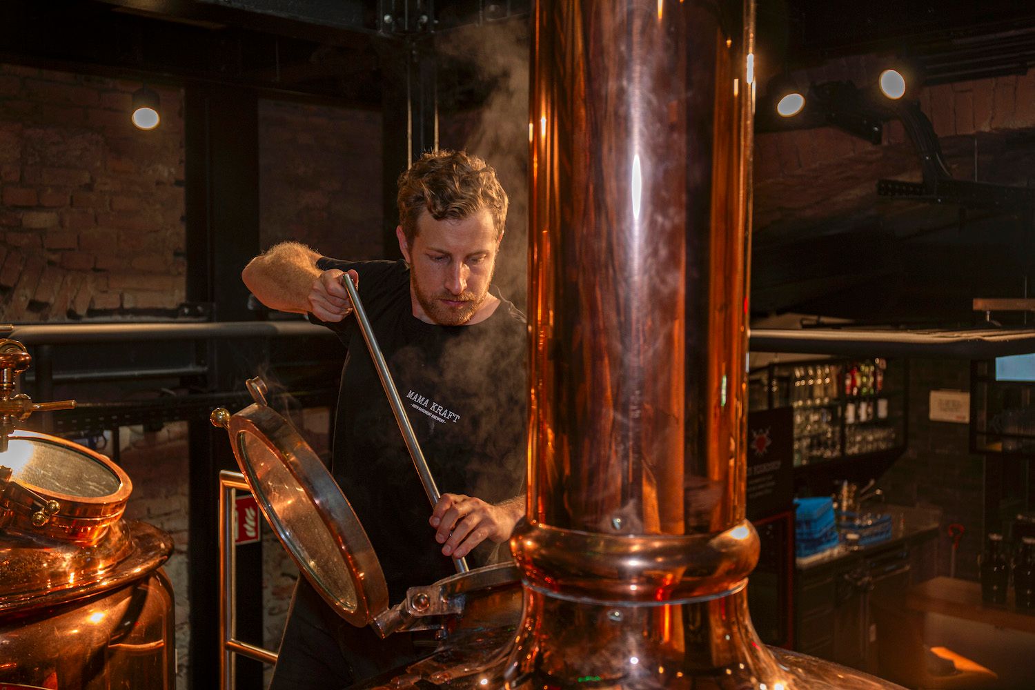 Mama Kraft Braumeister Martin Wohlkönig bei der Arbeit - wie das Resultat schmeckt, können Besucher während der Festivalzeit aber auch nach der Festivalwoche jederzeit kosten