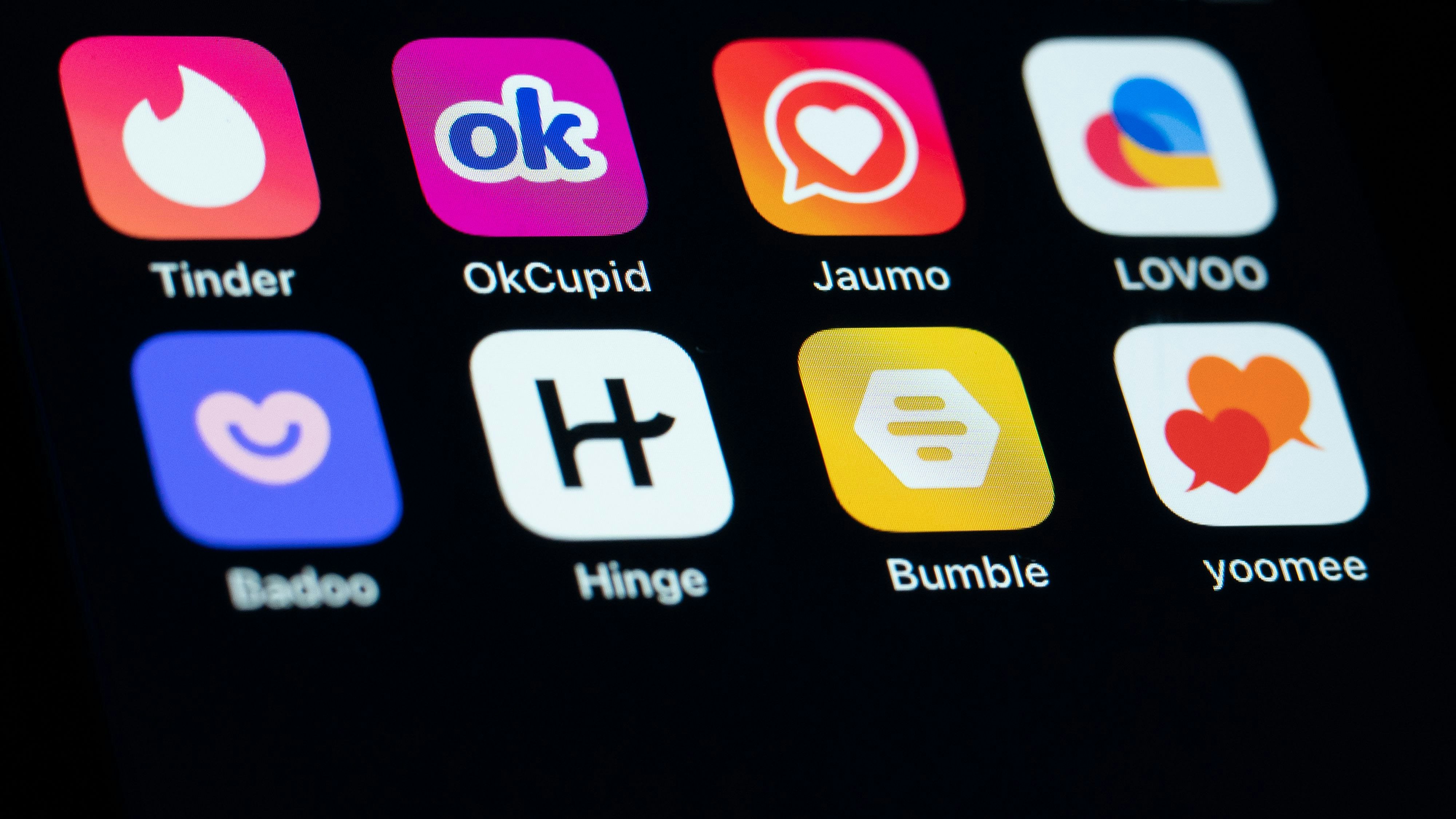 Download von www.picturedesk.com am 06.11.2023 (17:34).  SYMBOL - 30 January 2023, Baden-Württemberg, Rottweil: Dating apps can be seen on the display of an iPhone SE. Photo: Silas Stein/dpa - 20230130_PD10255 - Rechteinfo: Rights Managed (RM)