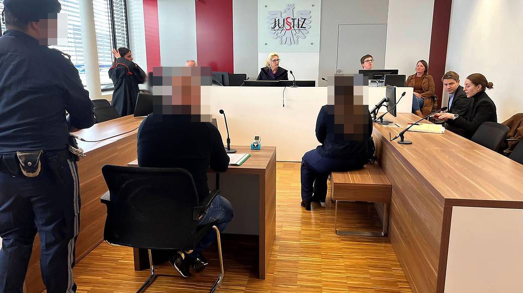 Der Mann mit Glatze und seine mitangeklagte Komplizin gaben sich auf Facebook als 