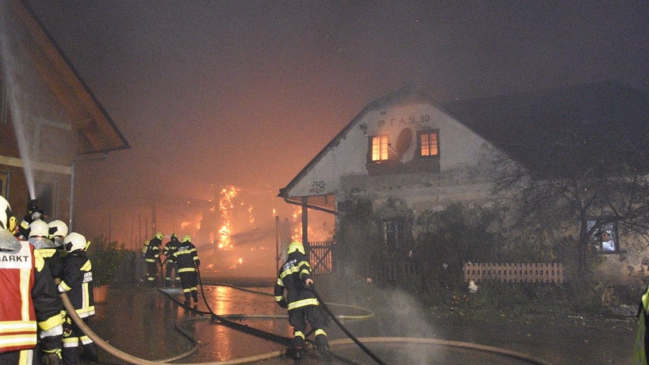 Der Löscheinsatz dauerte Stunden an.