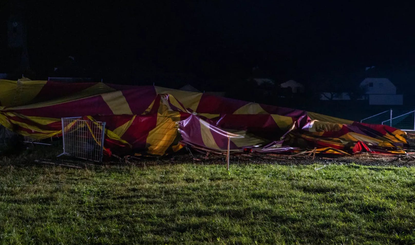 Schock für 30 Tiere – Sturm blies Zirkuszelt weg