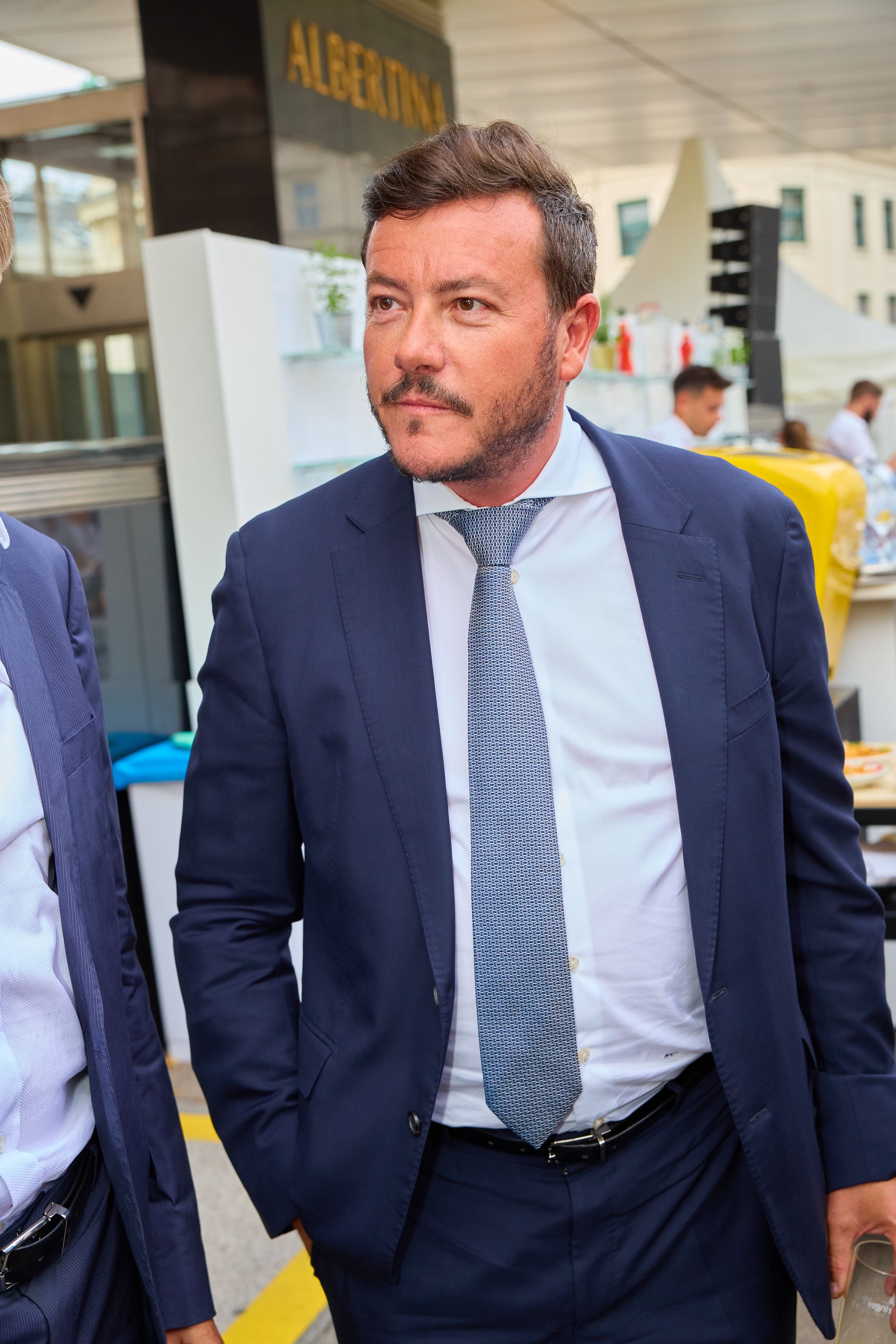 Gründer Rene Benko soll auf Druck seiner milliardenschweren Investoren das Ruder an Sanierer Arndt Geiwitz übergeben müssen. 