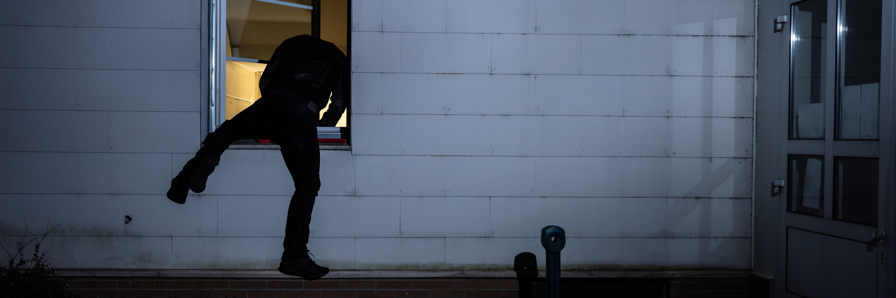 In der dunklen Jahreszeit sind wieder vermehrt Einbrecher am Werk. (Symbolbild)