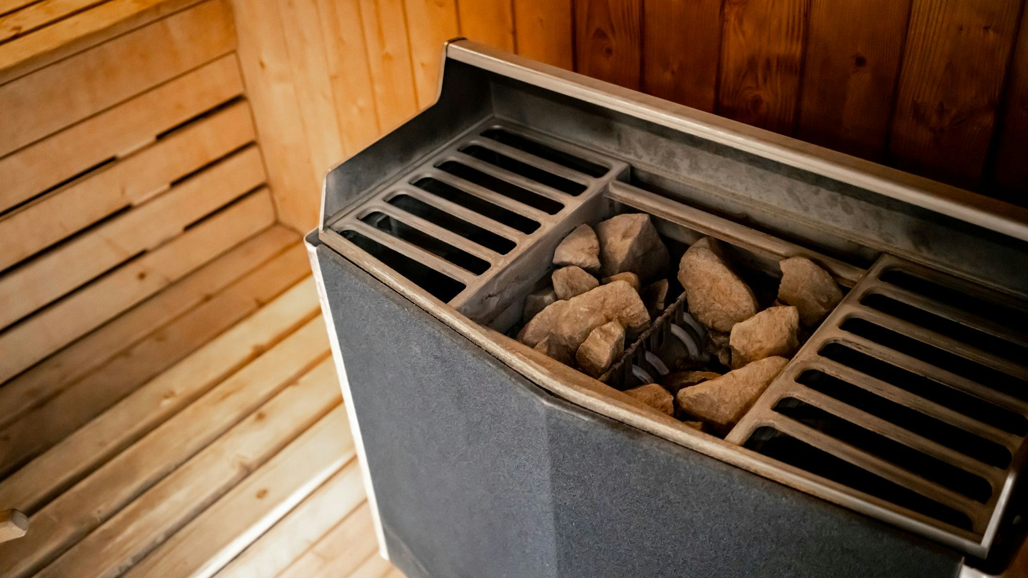 Der Mann wollte seinen Saunaofen reinigen, kurz darauf explodierte dieser.