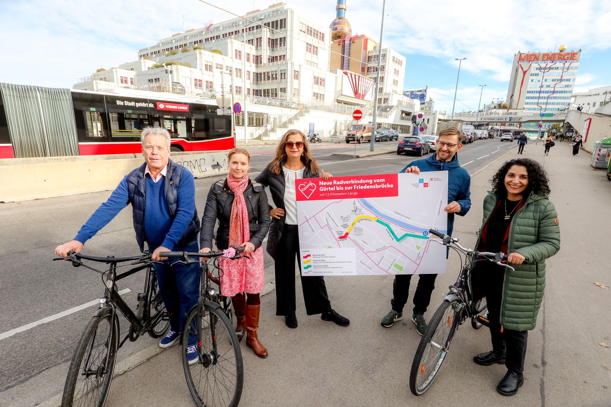 Döblings Bezirksvorsteher-Stellvertreter Thomas Mader (SPÖ), NEOS Wien Mobilitätssprecherin Angelika Pipal-Leixner, Mobilitätsstadträtin Ulli Sima (SPÖ), Radverkehrsbeauftragter Martin Blum und Alsergrunds Bezirksvorsteherin Saya Ahmad (SPÖ, v.l.)) bei der Präsentation der neuen Radwegsverbindung vom 9. in den 19. Bezirk