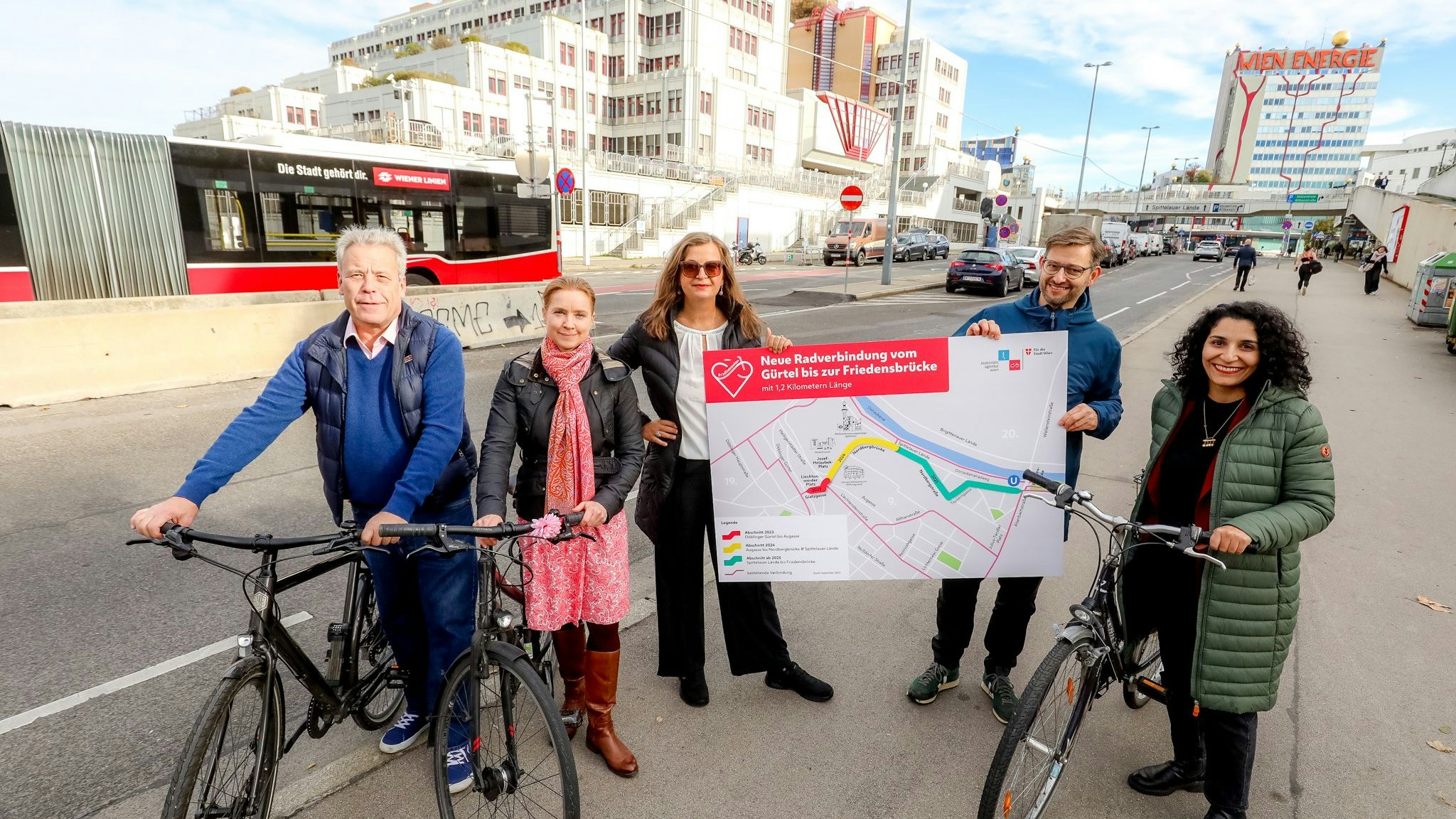 Döblings Bezirksvorsteher-Stellvertreter Thomas Mader (SPÖ), NEOS Wien Mobilitätssprecherin Angelika Pipal-Leixner, Mobilitätsstadträtin Ulli Sima (SPÖ), Radverkehrsbeauftragter Martin Blum und Alsergrunds Bezirksvorsteherin Saya Ahmad (SPÖ, v.l.)) bei der Präsentation der neuen Radwegsverbindung vom 9. in den 19. Bezirk