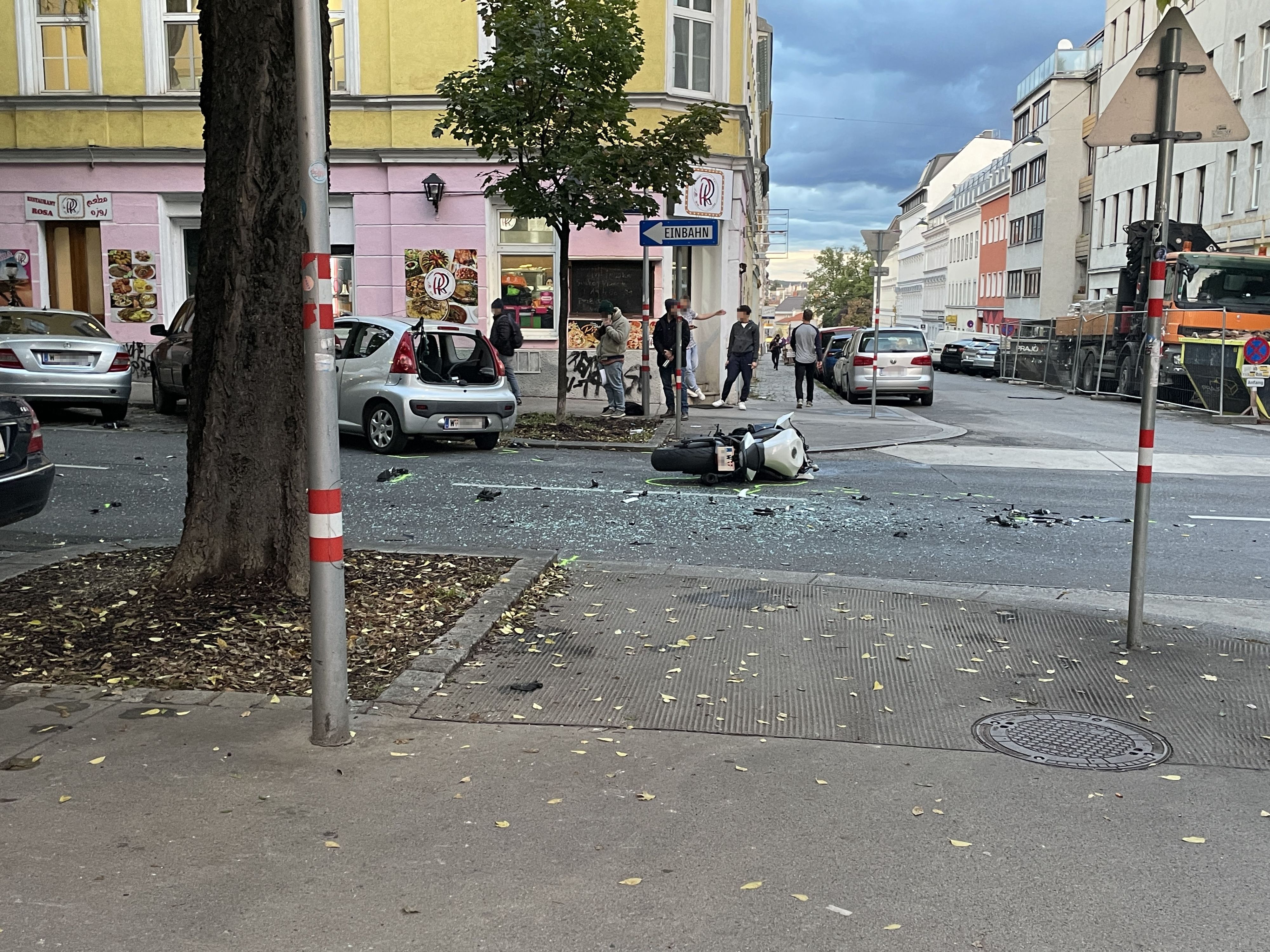Motorradunfall in Wien-Ottakring: Biker kracht in ein Auto