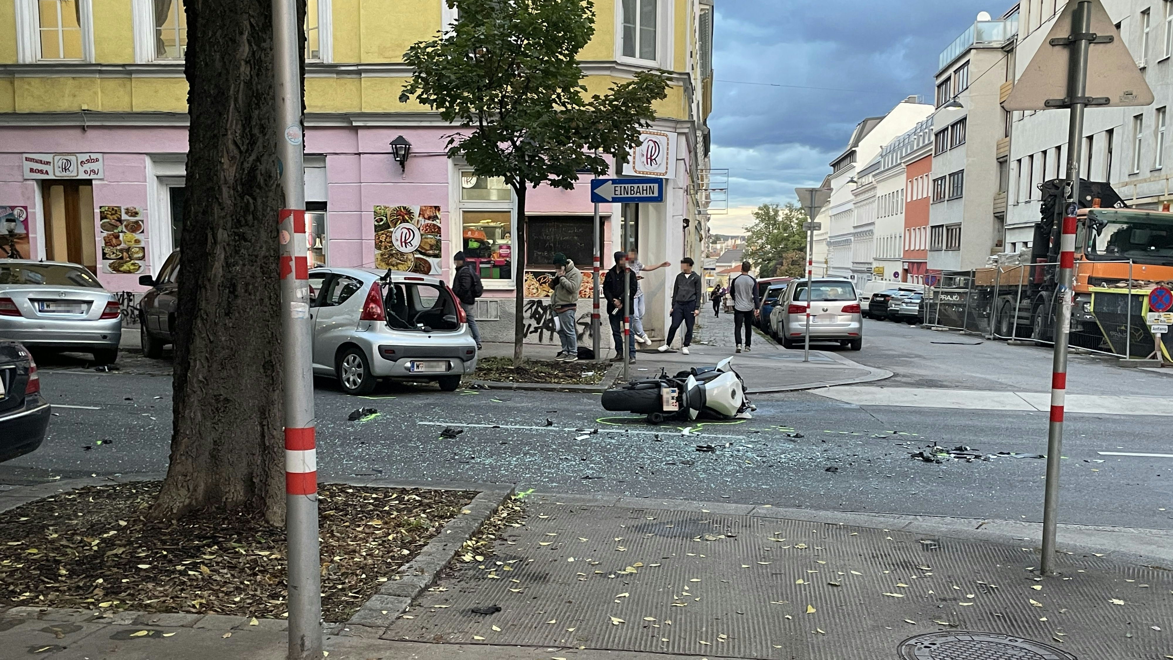 Motorradunfall in Wien-Ottakring: Biker kracht in ein Auto