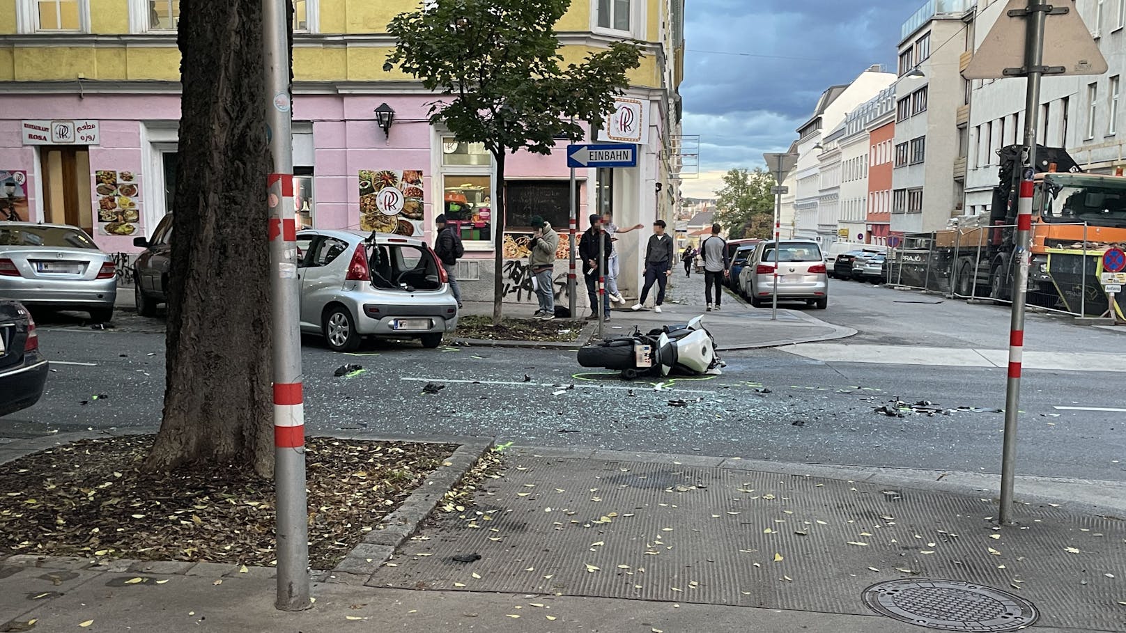 Schwerer Unfall in Wien – Motorrad-Fahrer rast in Auto