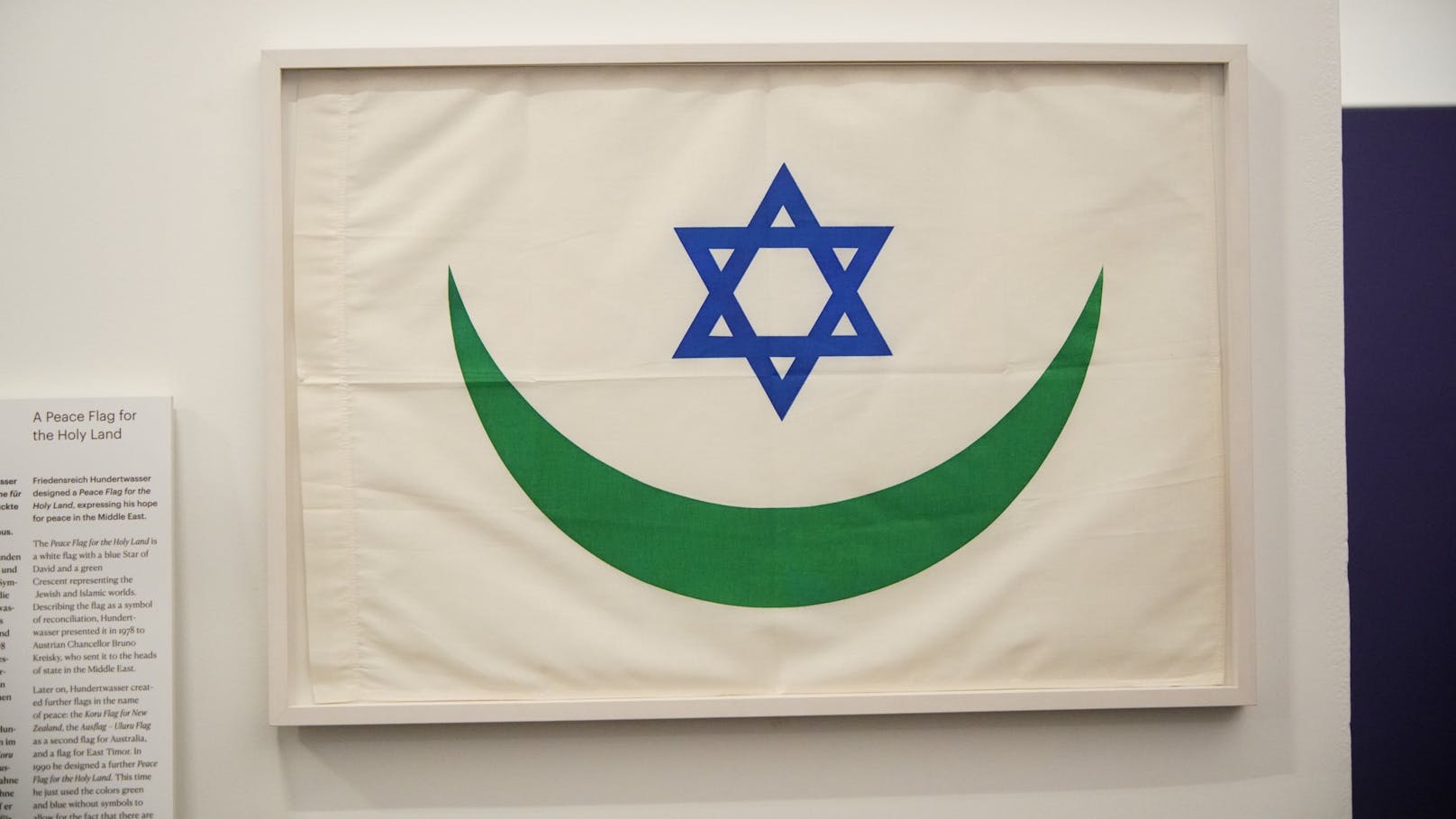Die Friedensfahne für das Gelobte Land – ein Entwurf von Friedensreich Hundertwasser in Hoffnung auf Frieden im Nahen Osten. 