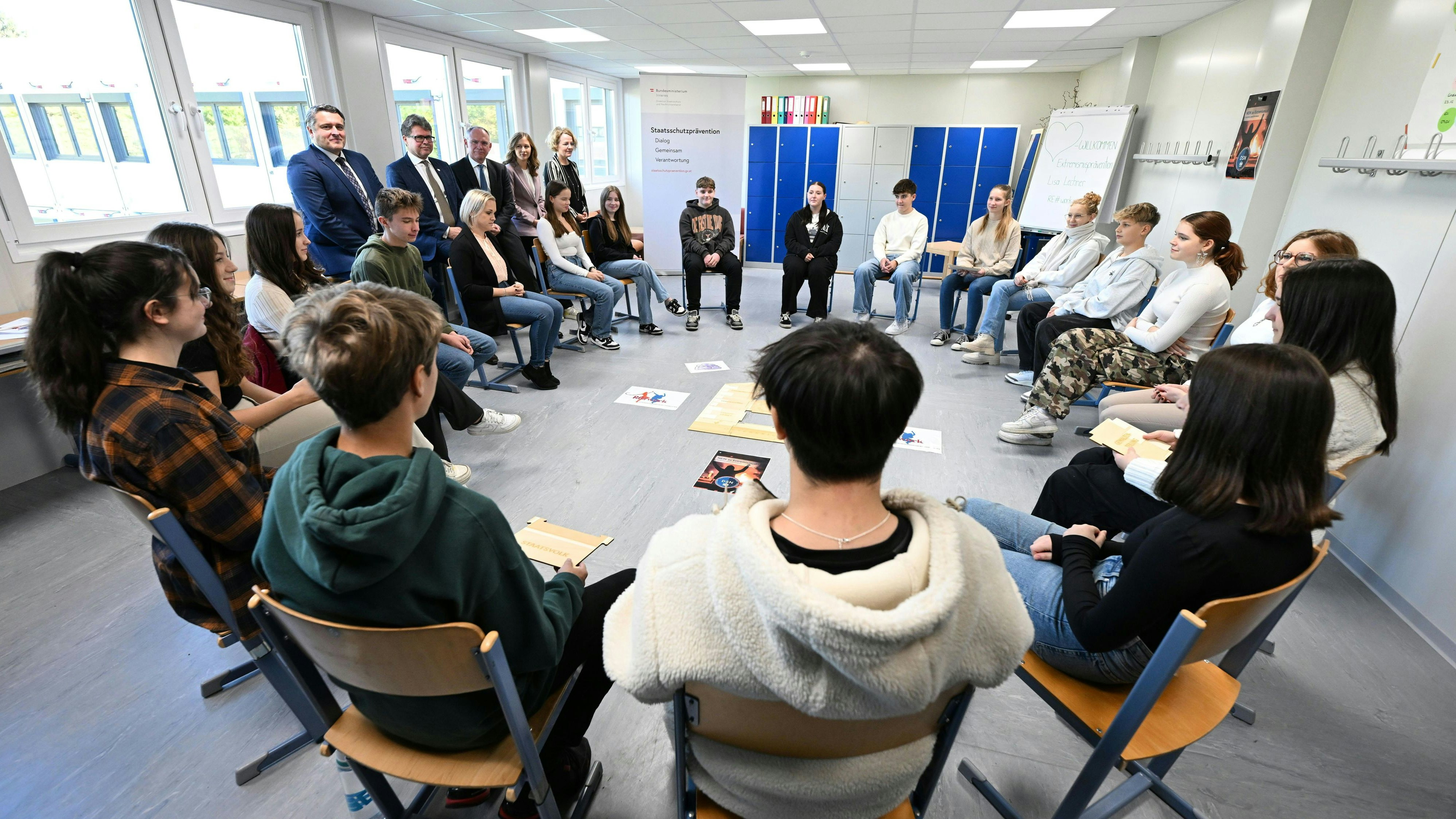 Die Regierung startet ein neues Extremismus-Präventions-Programm an Schulen.