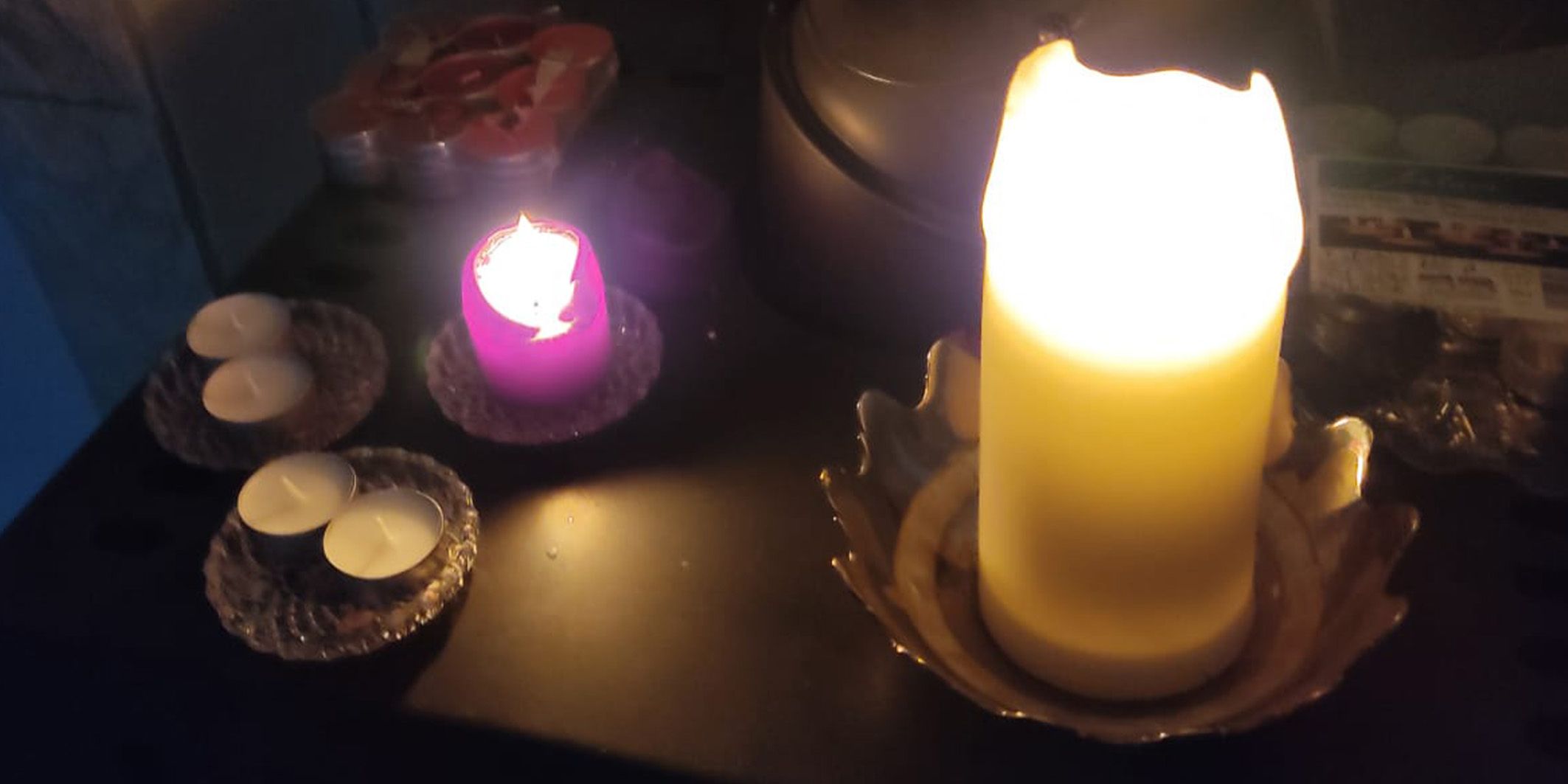 In mehreren Bezirken Wiens fehlte Montagnachmittag der Strom. Ein Wiener packte kurzerhand die Kerzen aus.