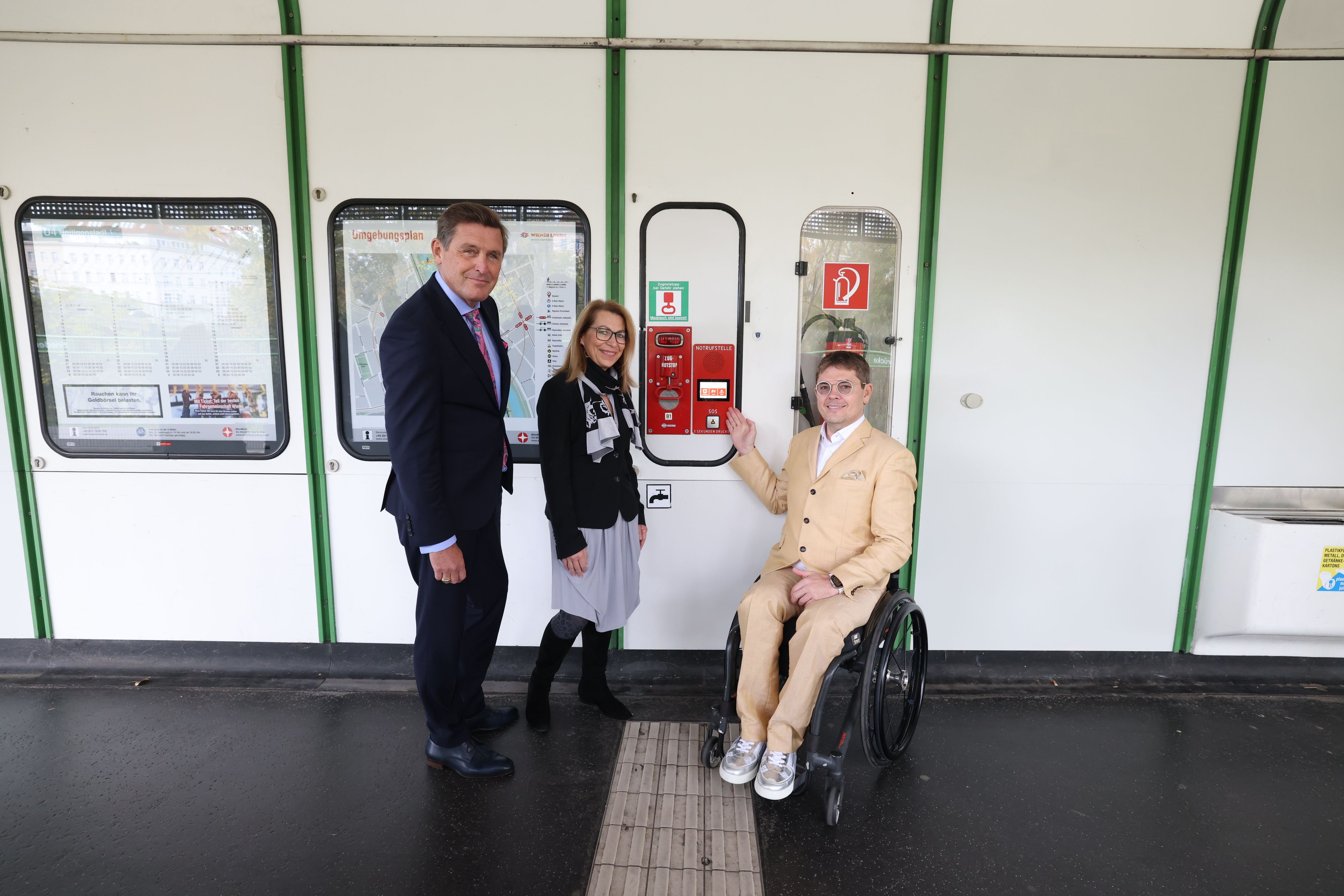 v.l.: Öffi-Stadtrat Peter Hanke (SPÖ), Wiener Linien-Chefin Alexandra Reinagl und Hans-Jürgen Groß, Konzernbeauftragter für Barrierefreiheit der Wiener Stadtwerke-Gruppe, präsentierten den neuen Notruf.