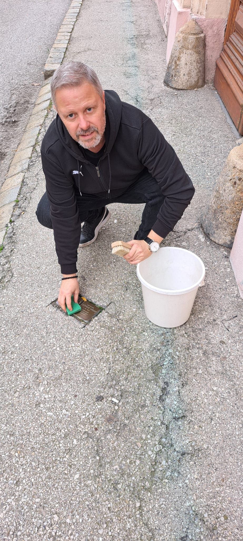 Rainer Spenger mit Kübel, Schwamm und Bürste.