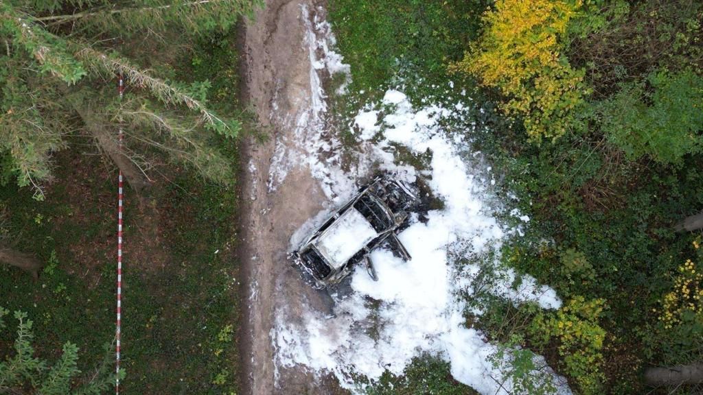 Ausgebranntes Auto in Waldstück in Gablitz: Es gehörte Wiener (33), es war sein Firmenwagen