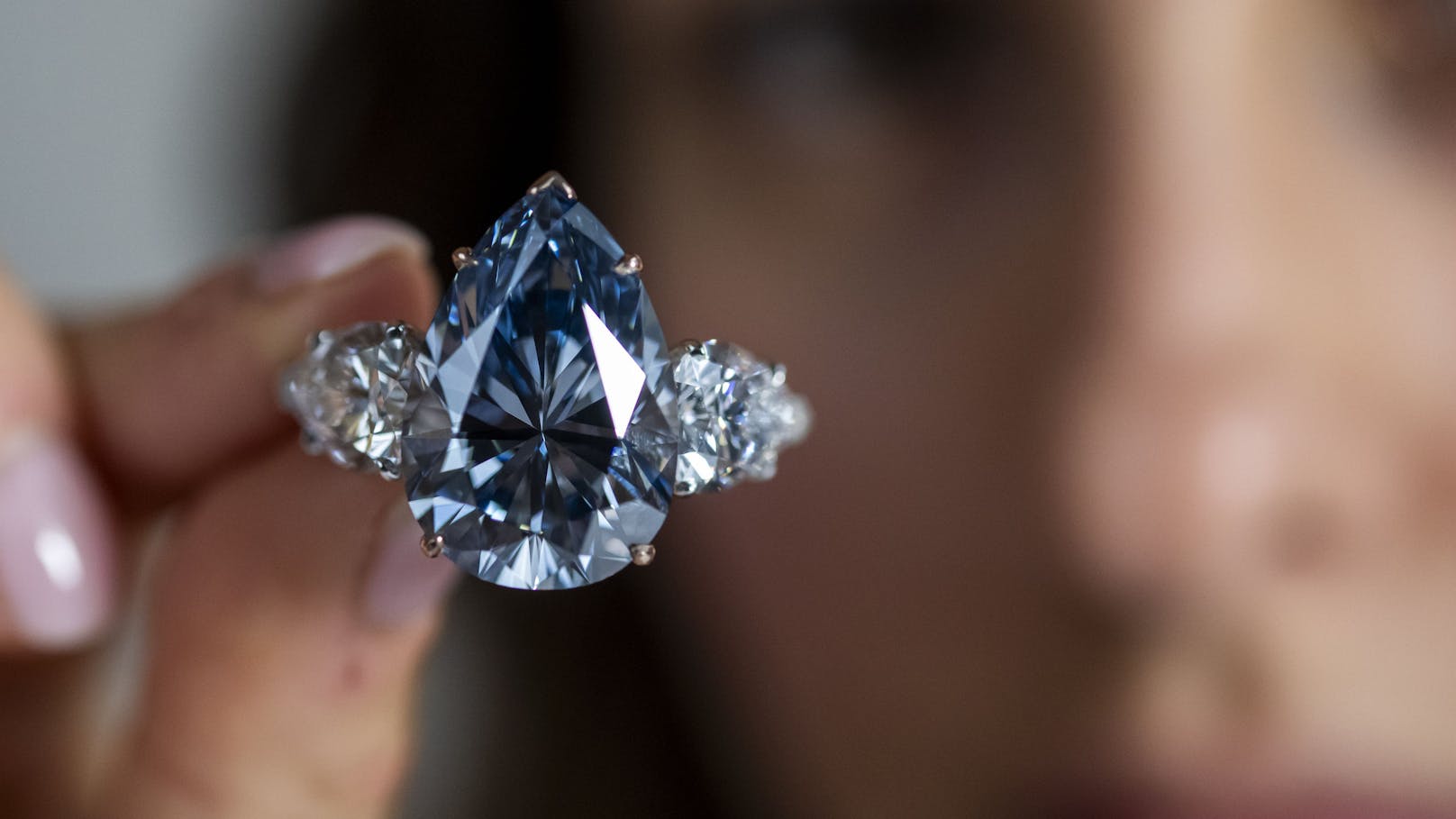 Seltener blauer Diamant für 41 Millionen € versteigert