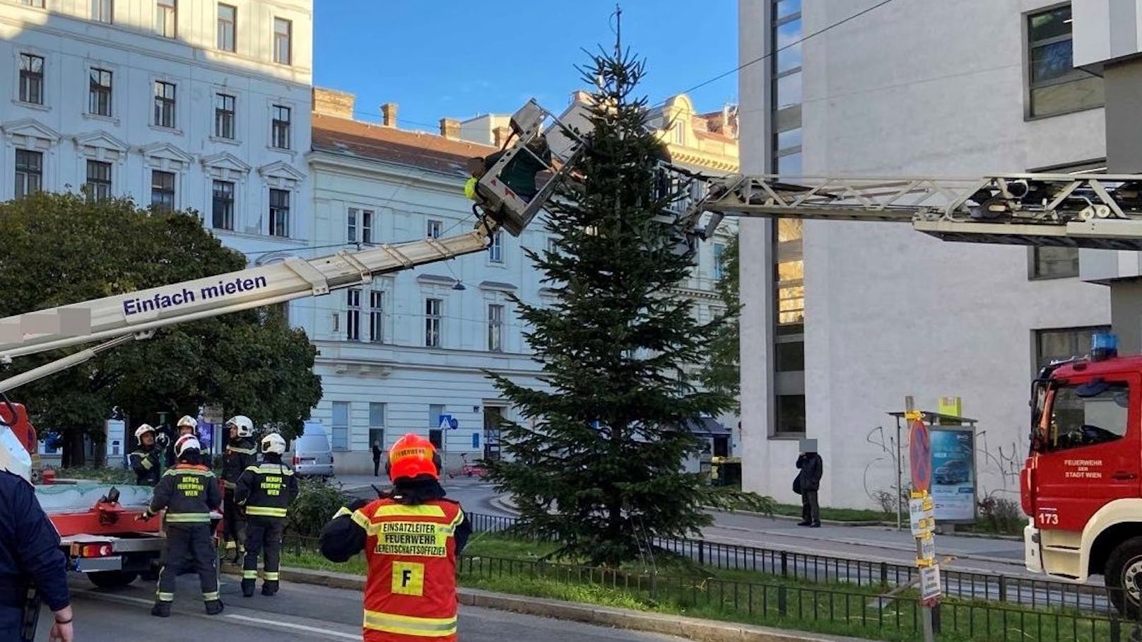 Arbeitskorb kippt – Wiener hängen meterhoch in der Luft