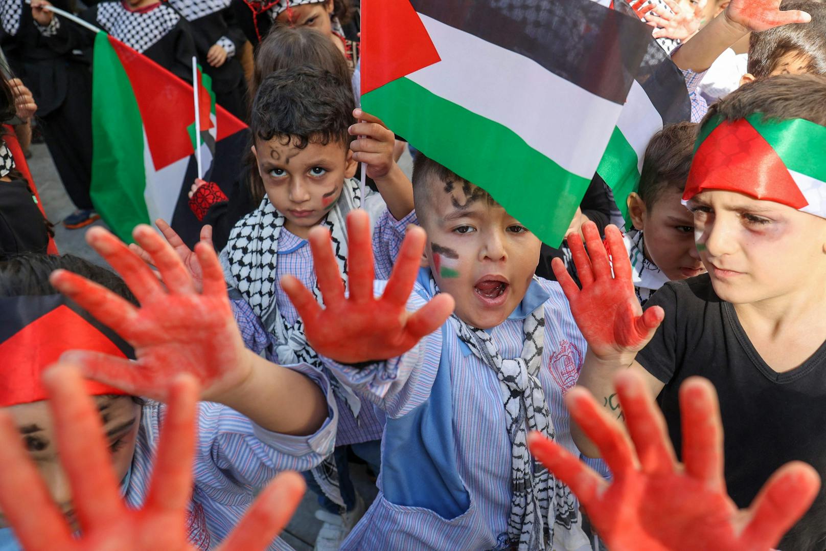 Palästinensische Kinder nehmen in Beirut an einem Protest gegen die israelische Militäroffensive in Gaza teil.