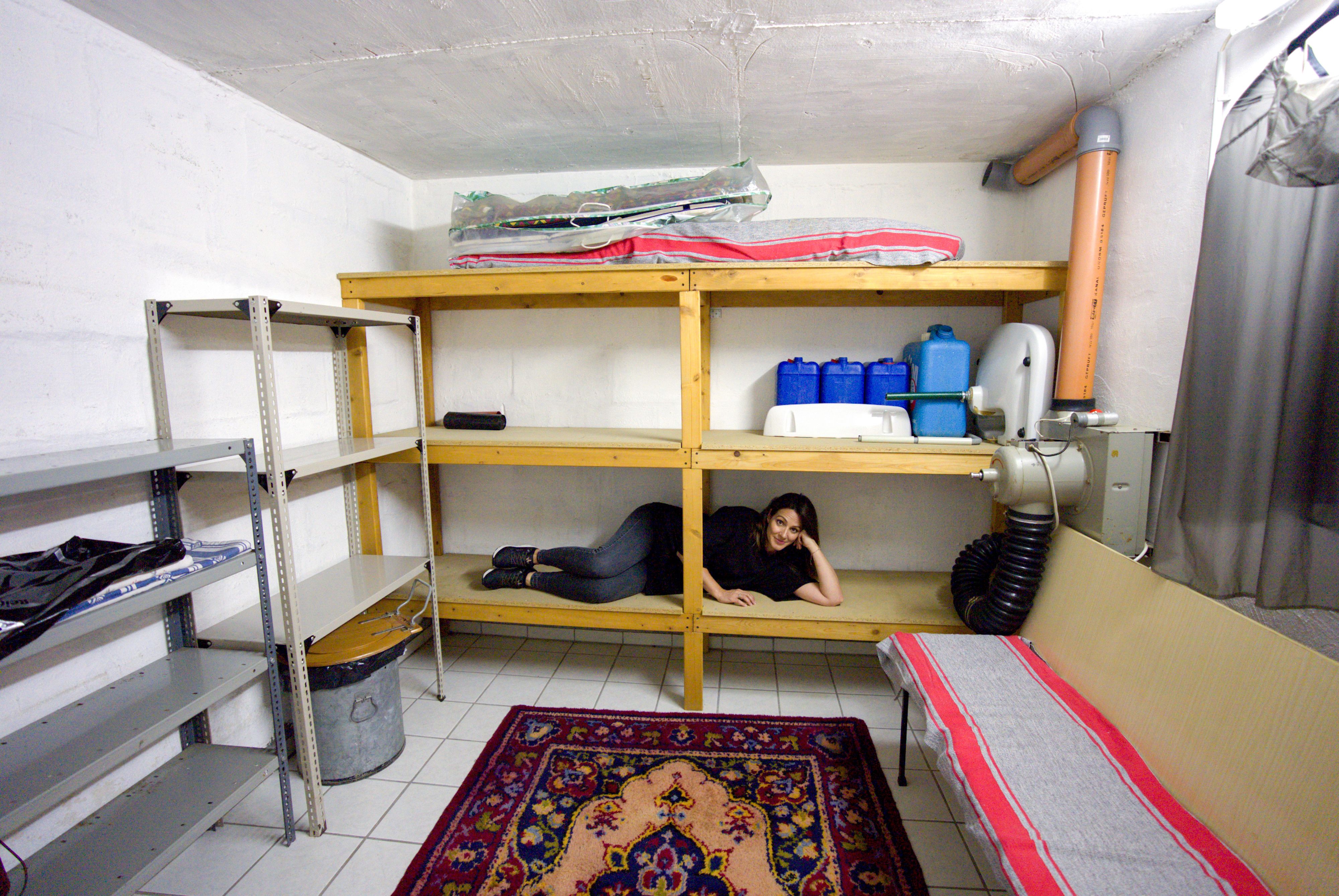 Lisa Gadenstätter im privaten Schutzraum von Peter Stehlik in Niederösterreich