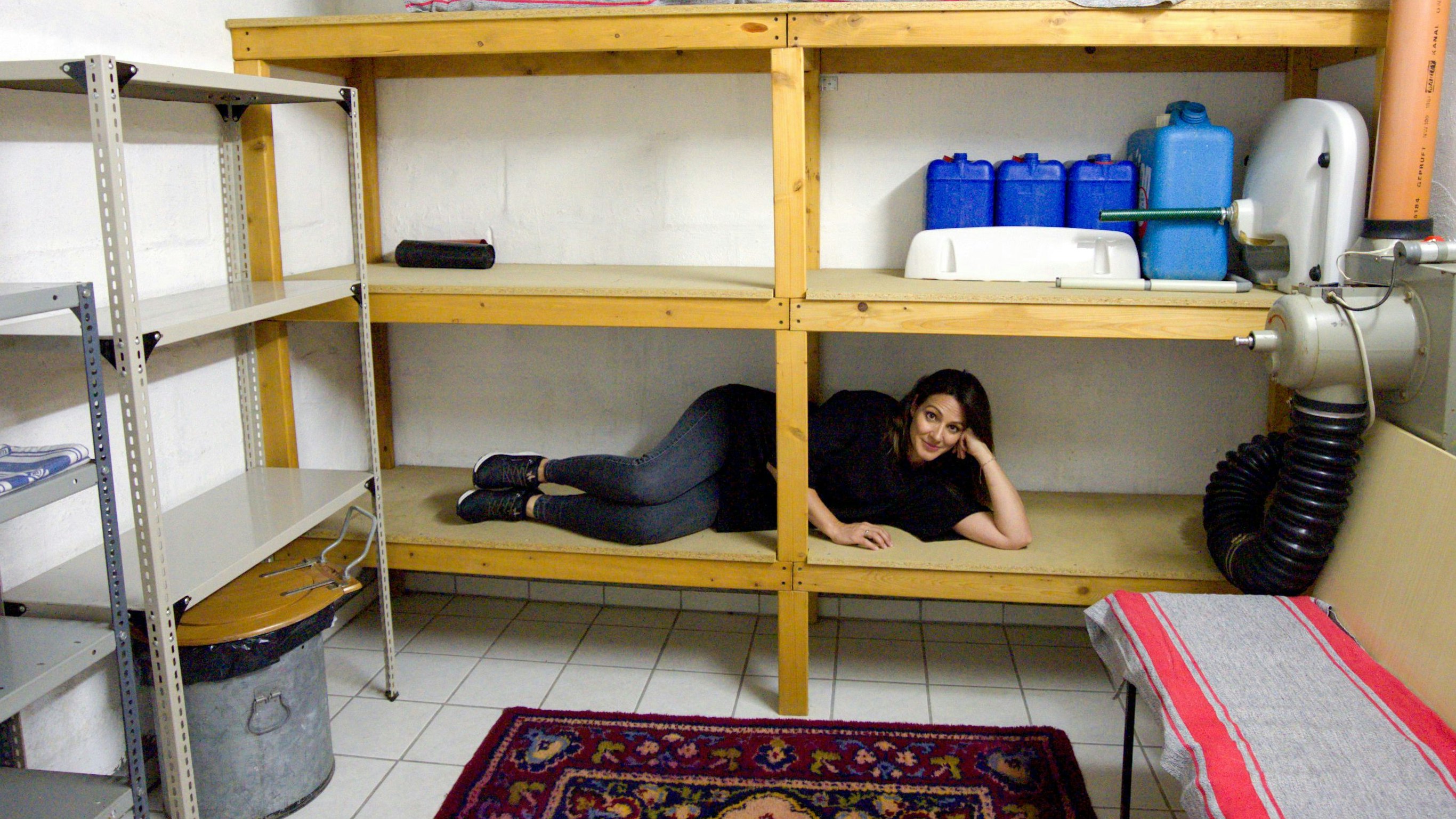 Lisa Gadenstätter im privaten Schutzraum von Peter Stehlik in Niederösterreich