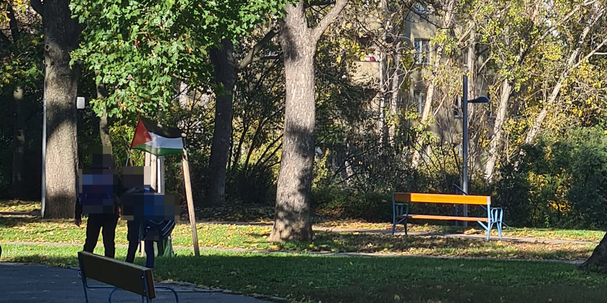 Eine Wienerin kann nicht glauben, was Schulkinder im Hyblerpark mit sich trugen: 