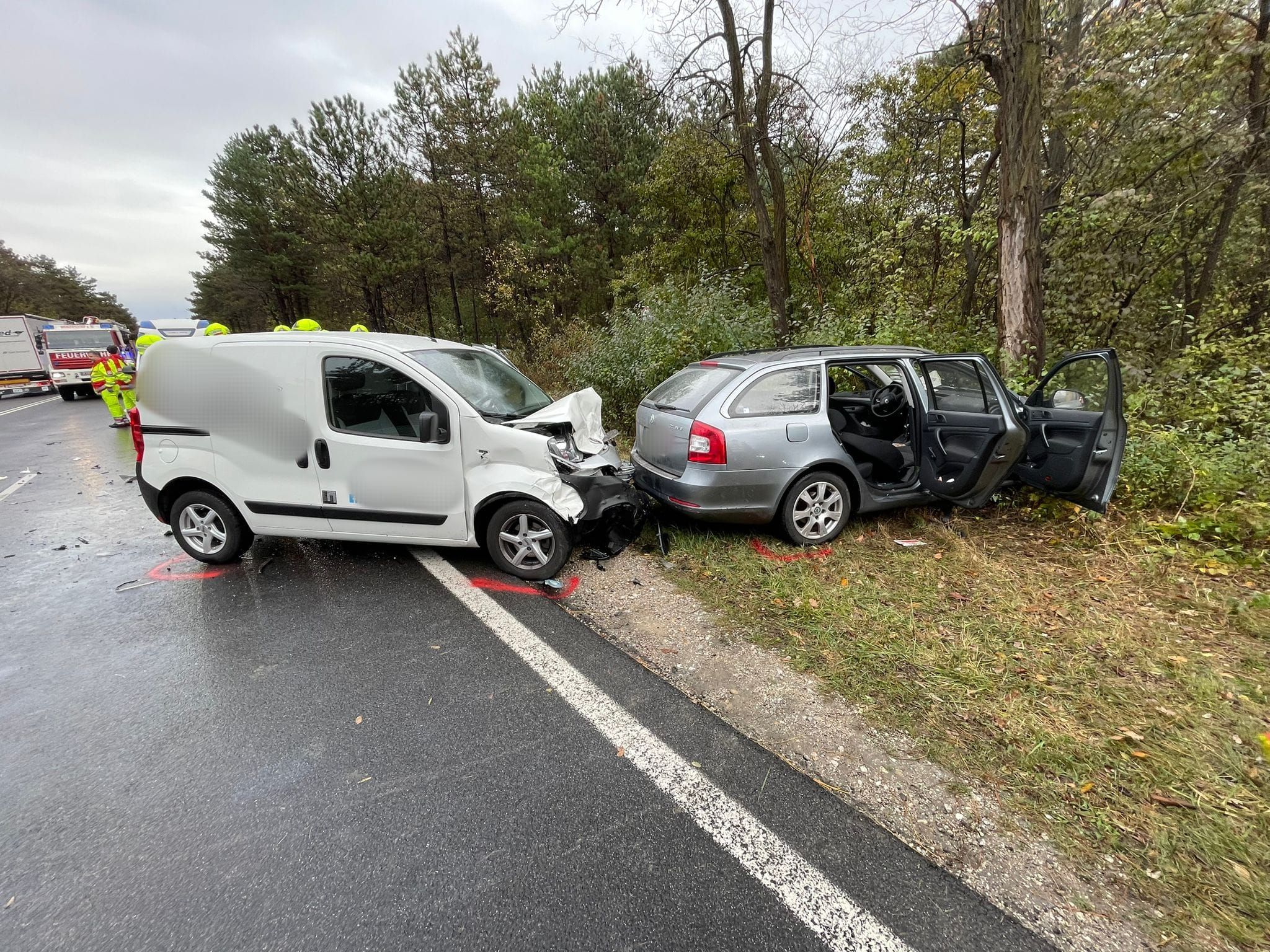 Durch die Wucht der Kollision wurde der Pkw des 72-Jährigen gegen einen Baum geschleudert.