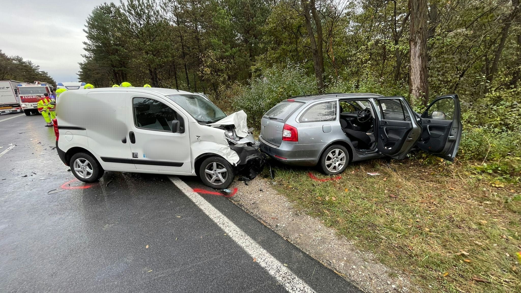 Durch die Wucht der Kollision wurde der Pkw des 72-Jährigen gegen einen Baum geschleudert.