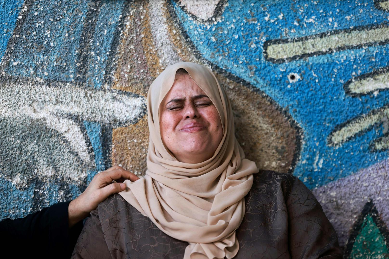 Nach dem israelischen Bombardement in Rafah im südlichen Teil des Gazastreifens weint eine palästinensische Frau.