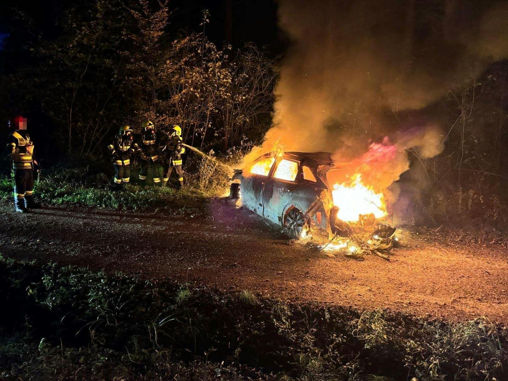 Beim Eintreffen der Feuerwehr stand der Wagen in Vollbrand.