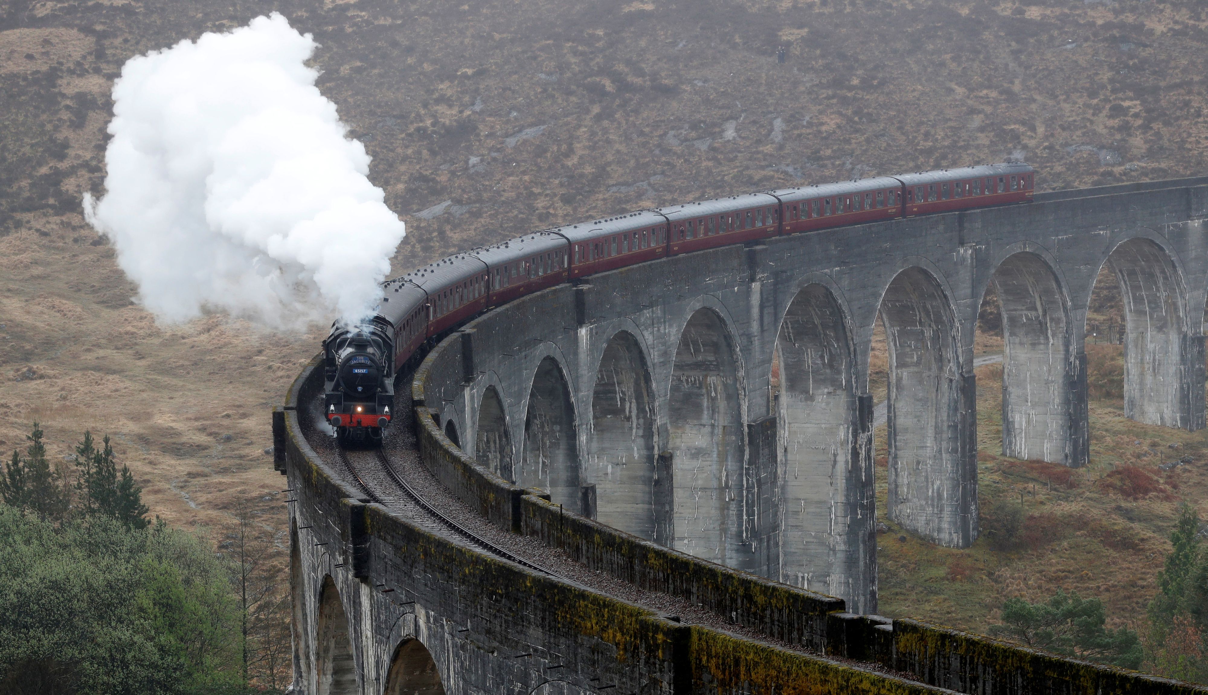 Eine Dampfzug überquert das Glenfinnan-Viadukt. Harry Potter-Fans dürfte dieser Anblick vertraut sein.