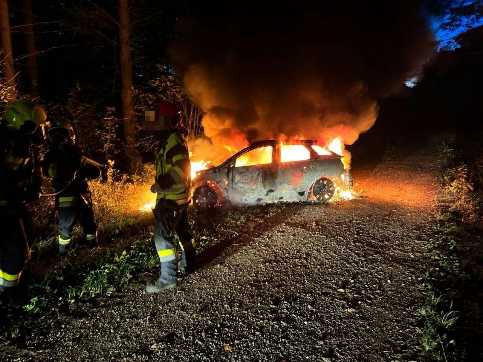 Der Wagen wurde in den Morgenstunden ein Raub der Flammen.