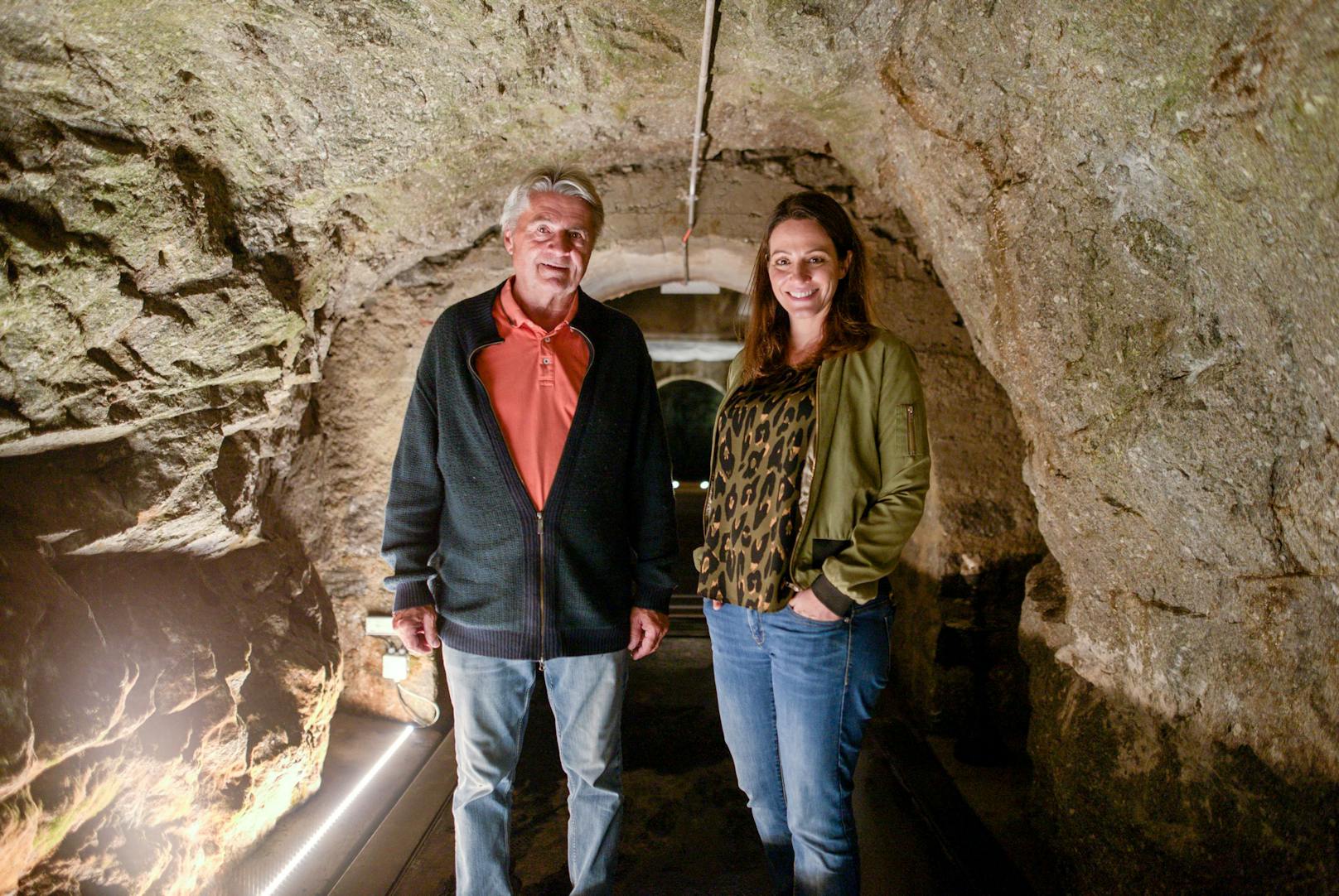 Rainer Geissmann führt Lisa Gadenstätter durch das "Bunkerhotel" La Claustra am St. Gotthardpass (Schweiz).