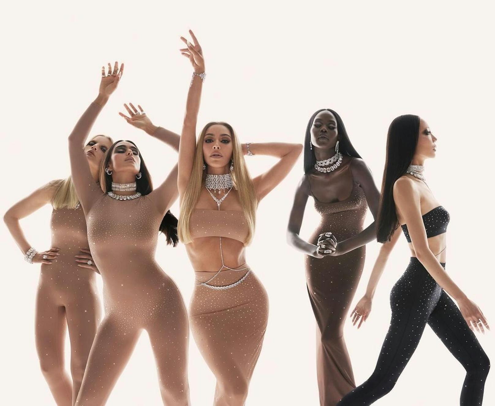 Nein, Kim Kardashian hat kein Musikvideo veröffentlicht – so wirbt sie für ihre neue "Skims"-Kooperation mit Swarovski.