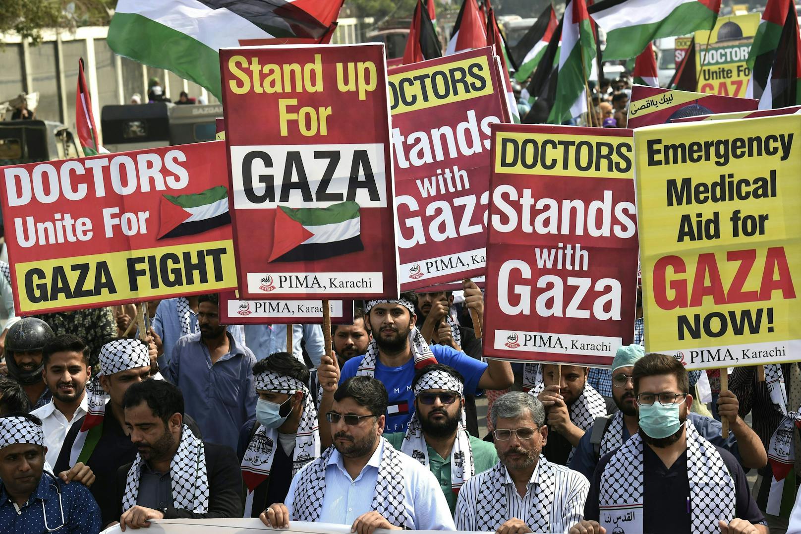Ärzte und Sanitäter halten Plakate, als sie im pakistanischen Karachi an einer Solidaritätskundgebung für die Palästinenser teilnehmen.