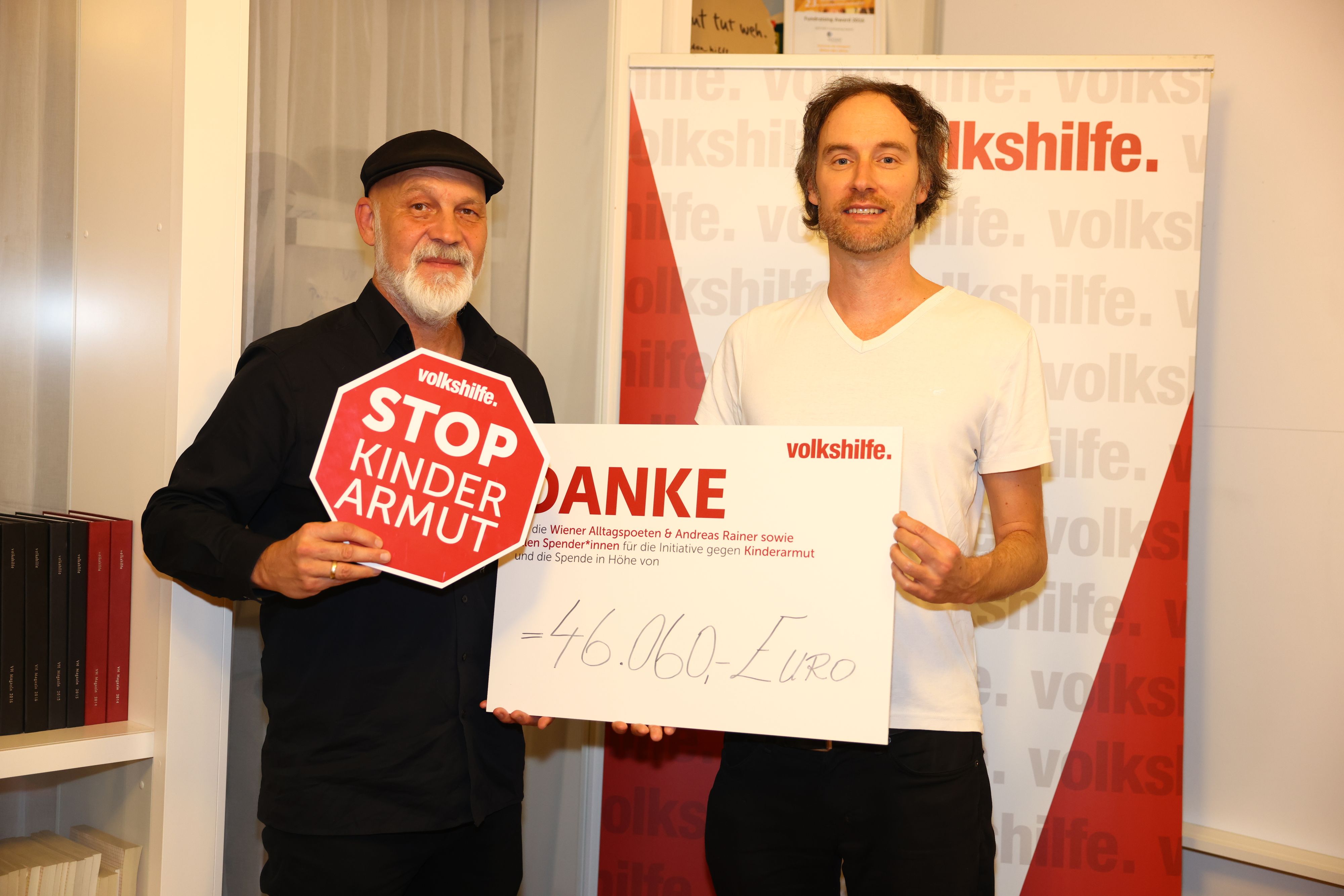 Volkshilfe-Geschäftsführer Erich Fenninger nahm am Montag einen Scheck von Andreas Rainer (v.l) und den Wiener Alltagspoeten entgegen.