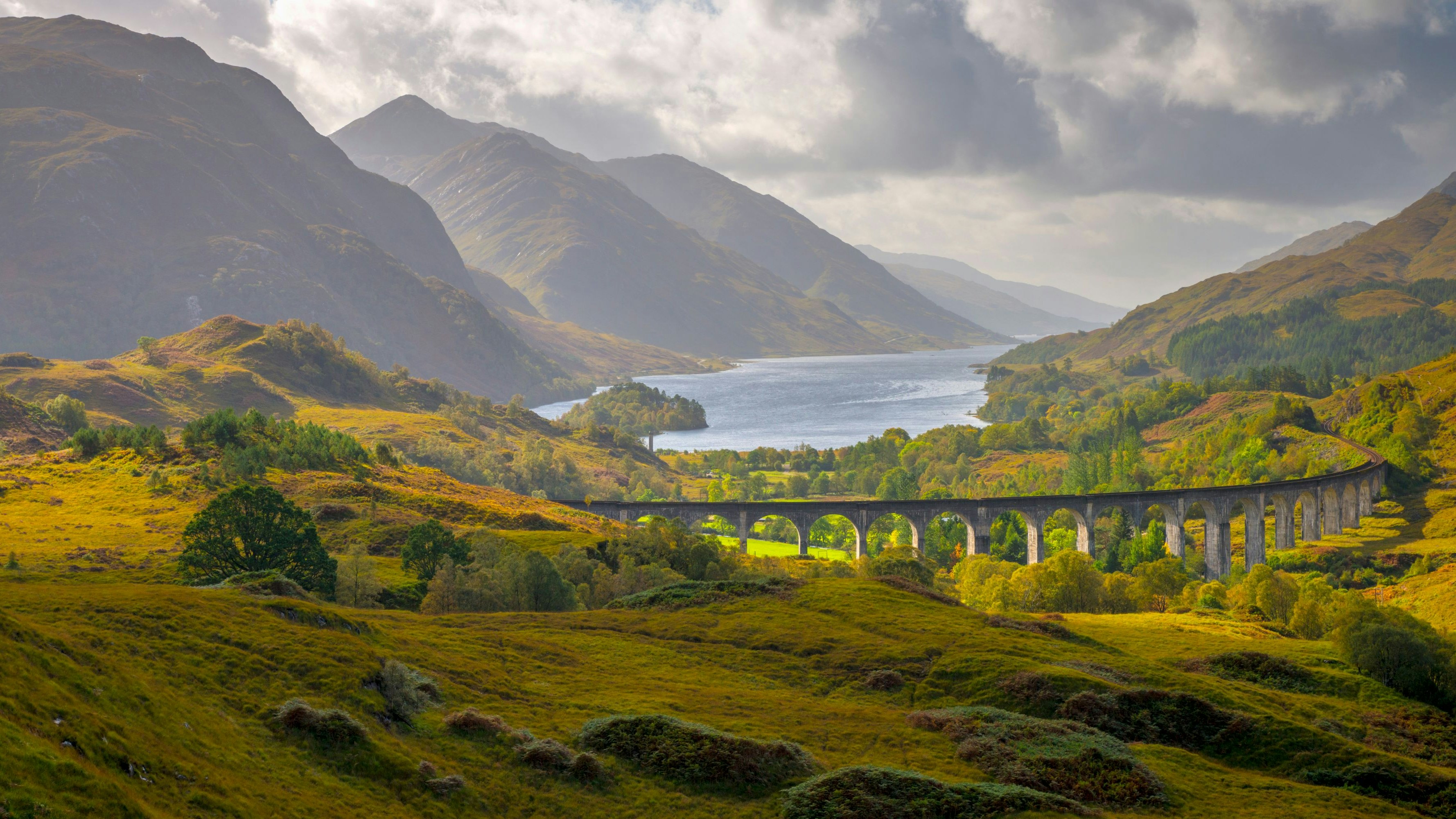 Hinter dem Glenfinnan-Viadukt erstreckt sich Loch Shiel. Fans der Harry Potter-Filme kennen den See auch als See in Hogwarts.