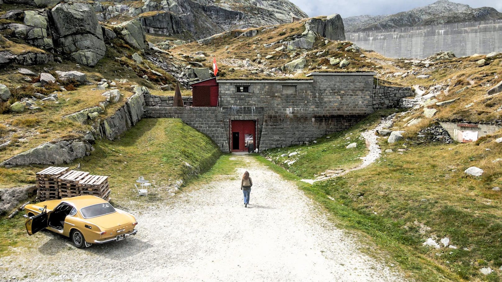 Lisa Gadenstätter auf dem Weg ins "Bunkerhotel" La Claustra auf 2 000m Seehöhe am St. Gotthardpass in der Schweiz. 