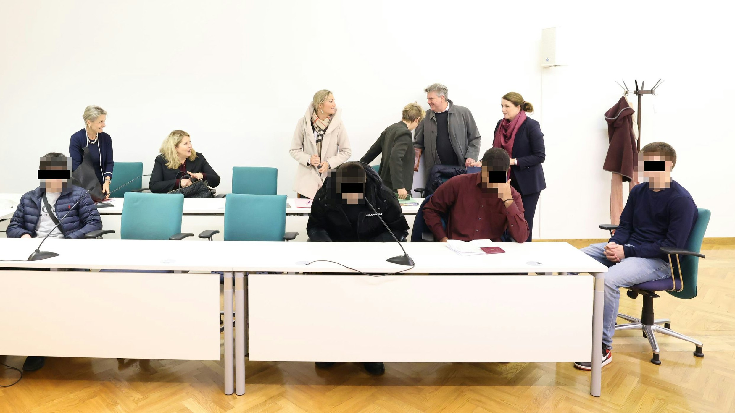 Die Mitglieder der Jugendbande im Gerichtssaal in Wien