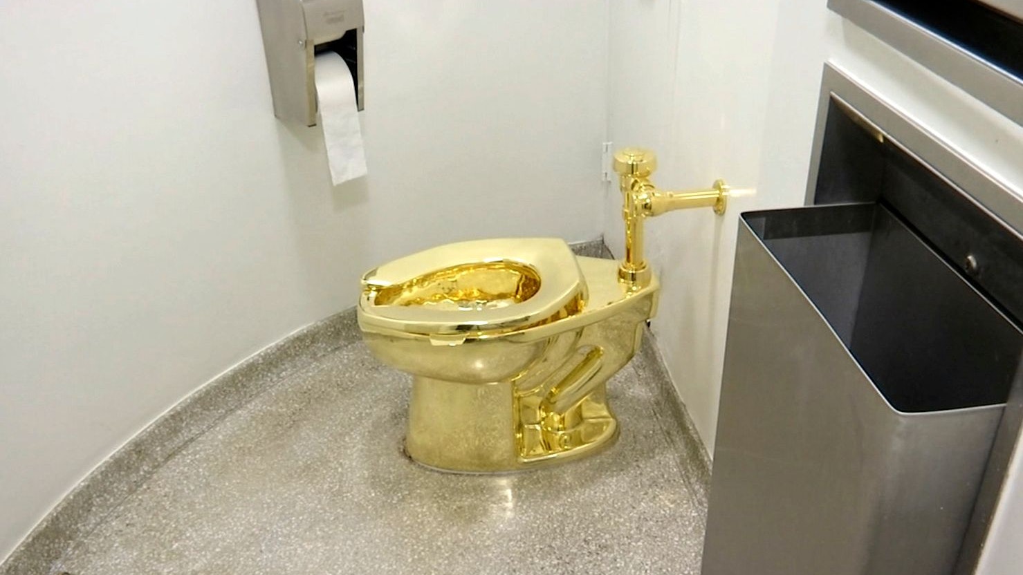 Download von www.picturedesk.com am 07.11.2023 (10:04).  FILE - This Sept. 16, 2016 file image made from a video shows the 18-karat toilet, titled "America," by Maurizio Cattelan in the restroom of the Solomon R. Guggenheim Museum in New York. Four men have been charged over the theft of an 18-carat gold toilet from Blenheim Palace, the sprawling English mansion where British wartime leader Winston Churchill was born. The toilet, valued at 4.8 million pounds, or $5.95 million, was the work of Italian conceptual artist Maurizio Cattelan. (AP Photo, File) - 20180125_PD13877 - Rechteinfo: Rights Managed (RM)