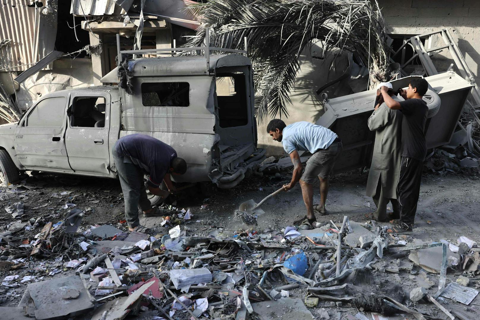 Nach dem Bombenangriff auf Rafah im südlichen Teil des Gazastreifens beginnen die Aufräumarbeiten.