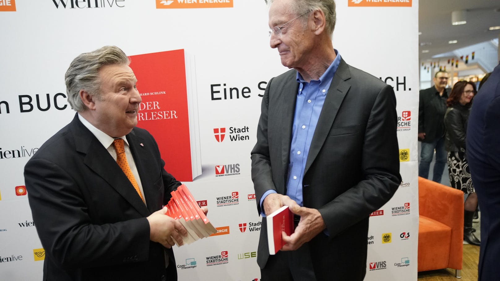 Bürgermeister Michael Ludwig mit Autor Bernhard Schlink bei der Buchpräsentation. 