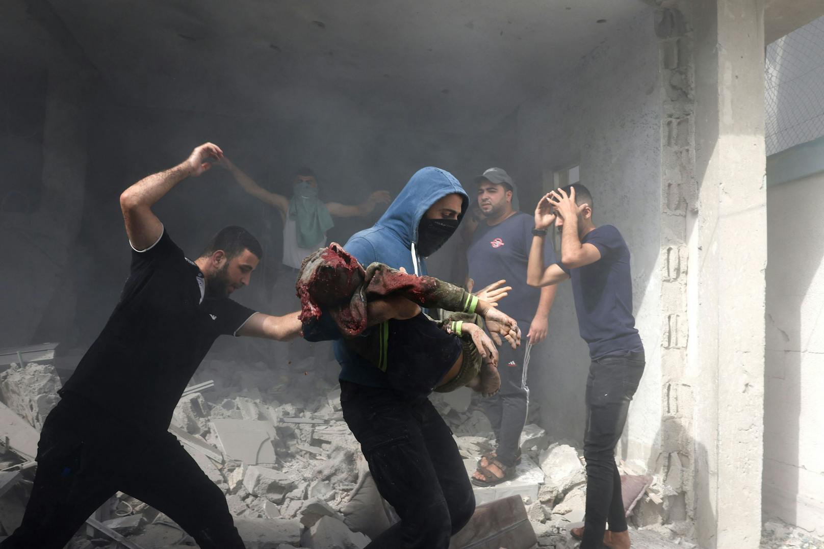 Ein Palästinenser trägt ein Opfer des israelischen Bombardements in Rafah weg.