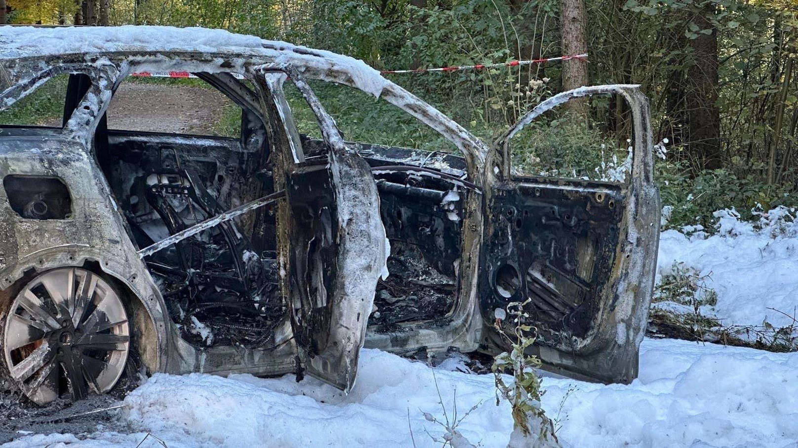 Doch während des Einsatzes war ein splitternackter Mann (33) aus dem Wald getorkelt. 