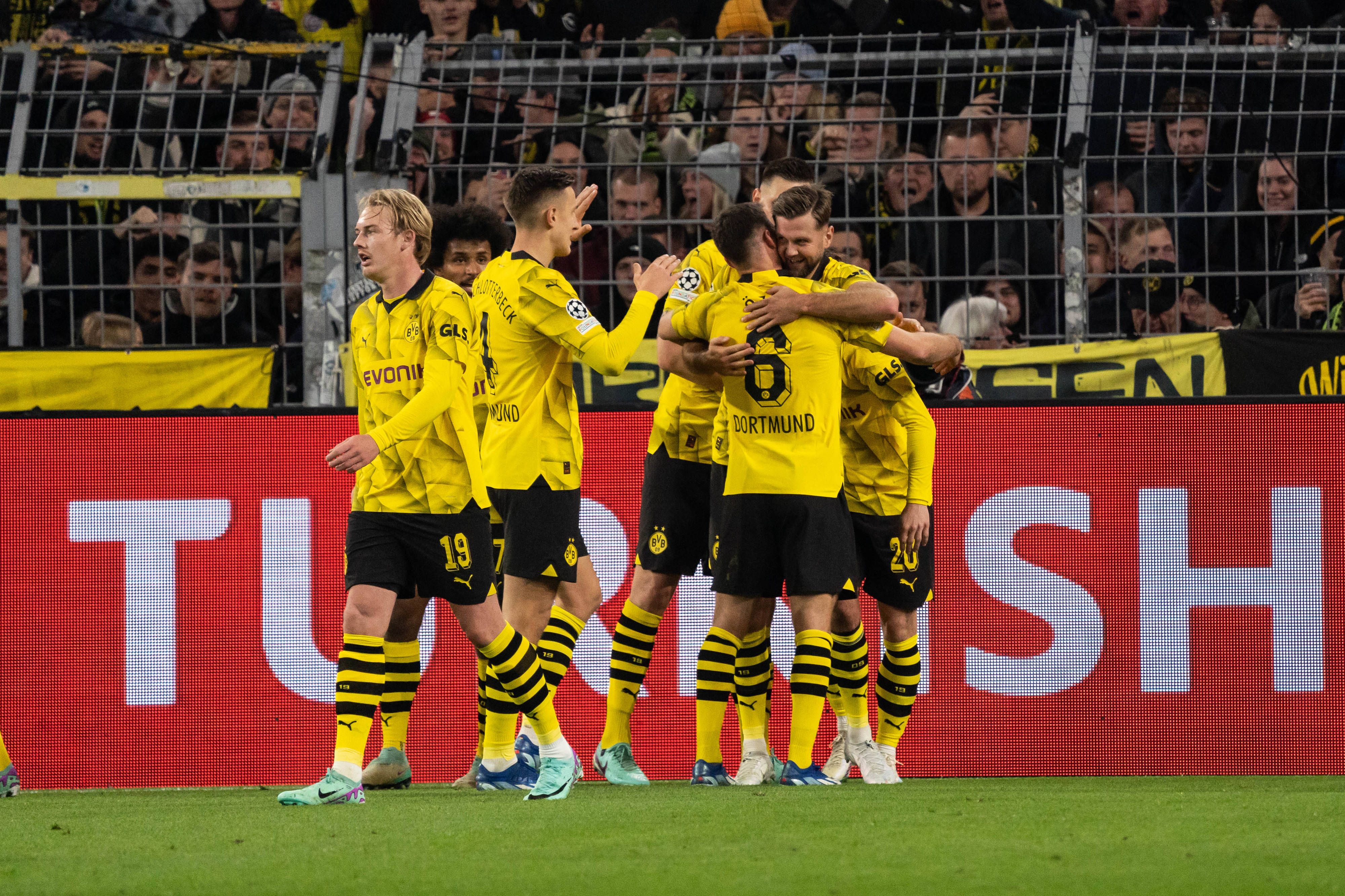 Borussia Dortmund bejubelt den Sieg gegen Newcastle United. 