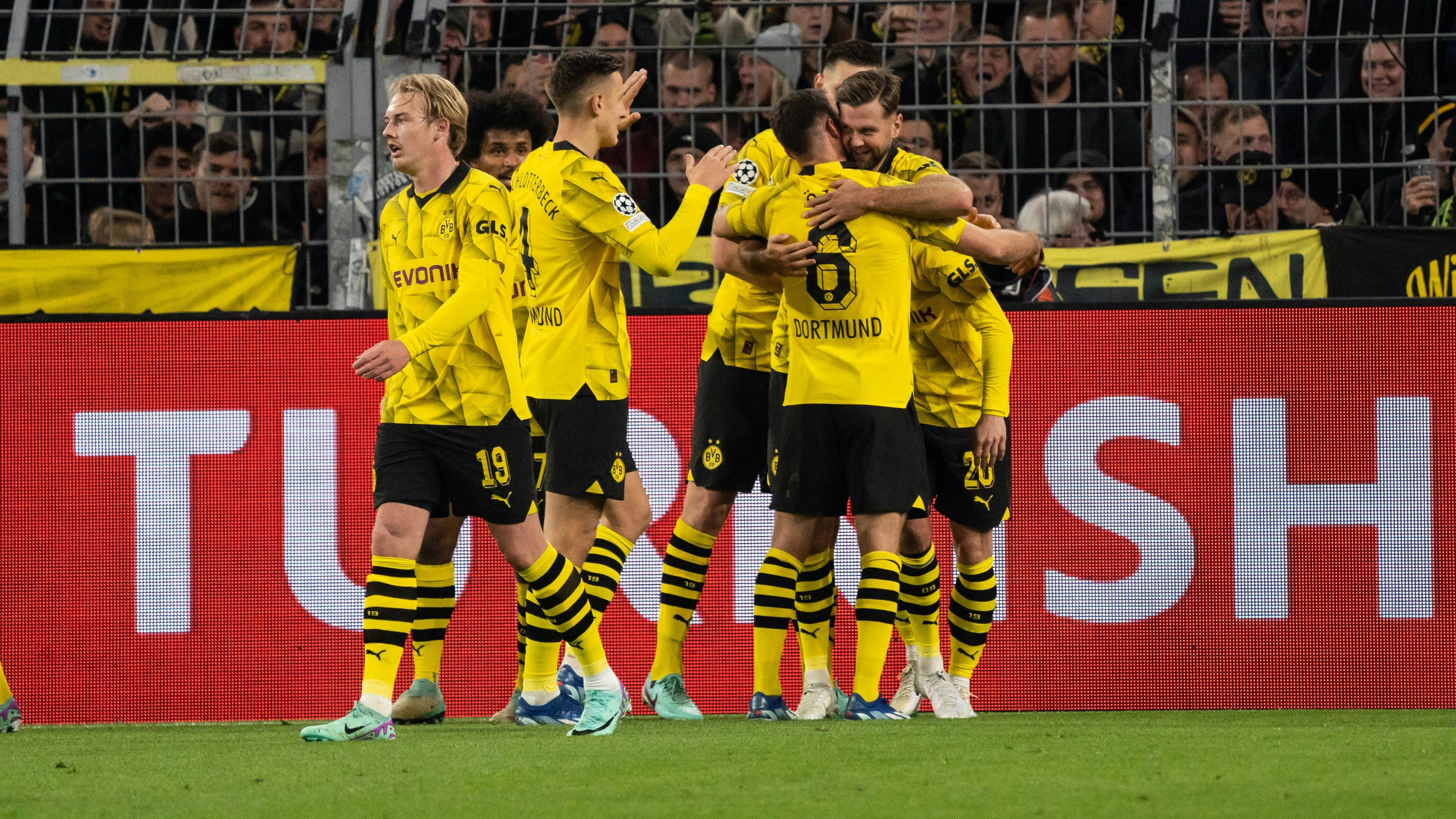 Borussia Dortmund bejubelt den Sieg gegen Newcastle United. 