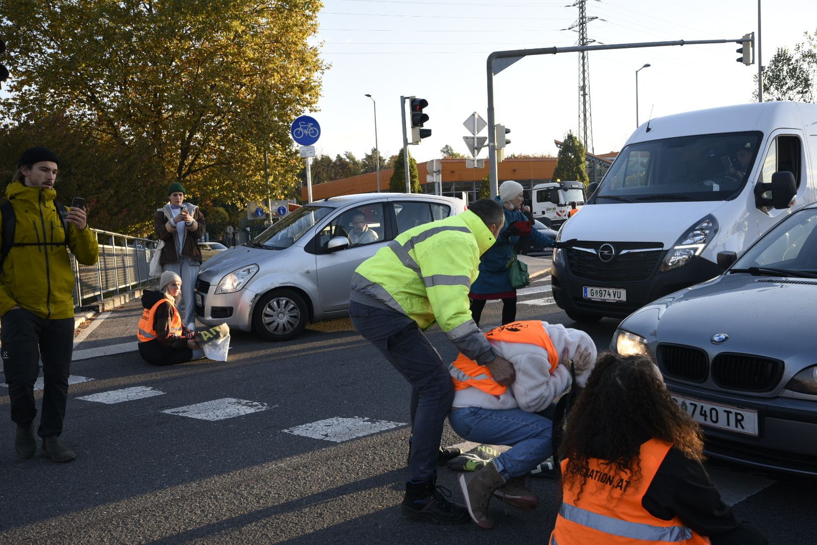 Ein Mann hatte rasch genug von den Klima-Protesten.