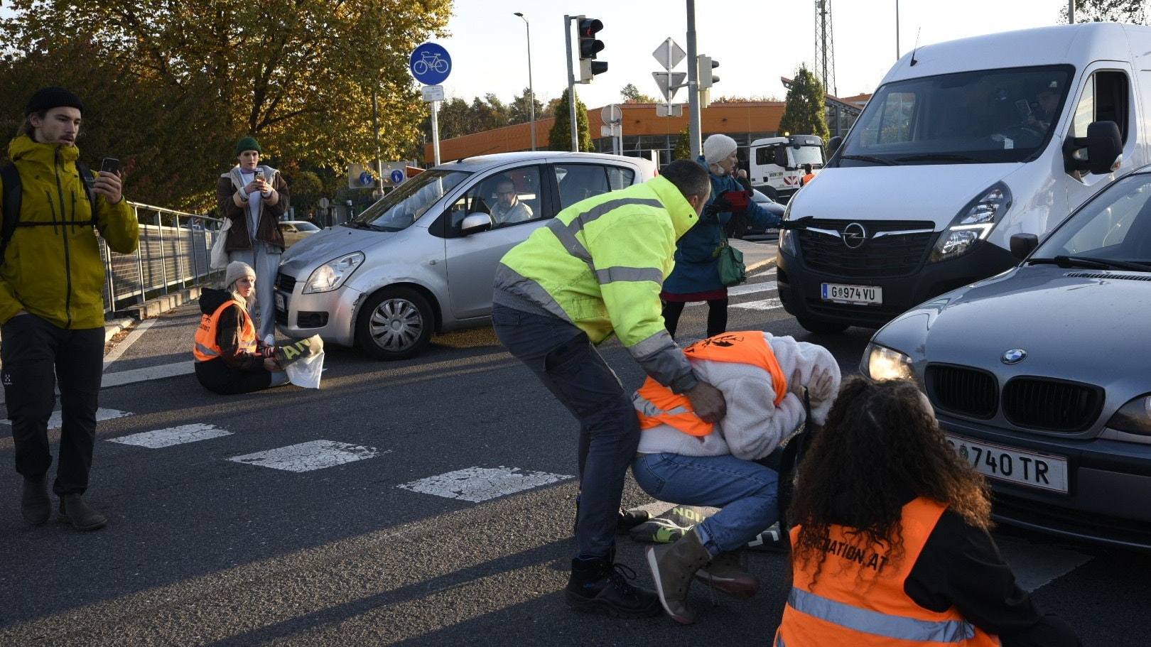 Klima-Kleber blockieren Landeshauptstadt, Mann packt an