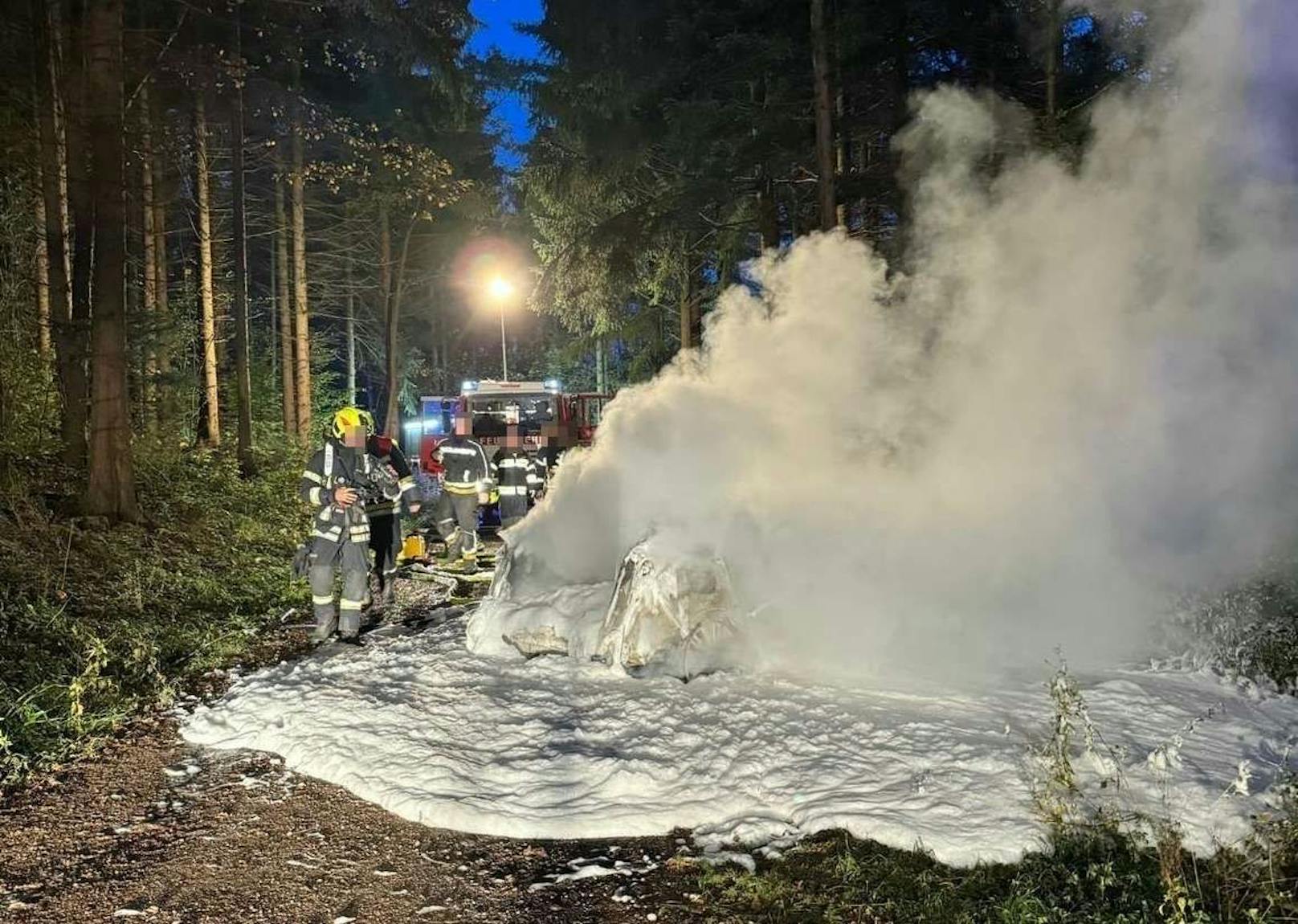 Die Feuerwehr löschte mit Schaum.