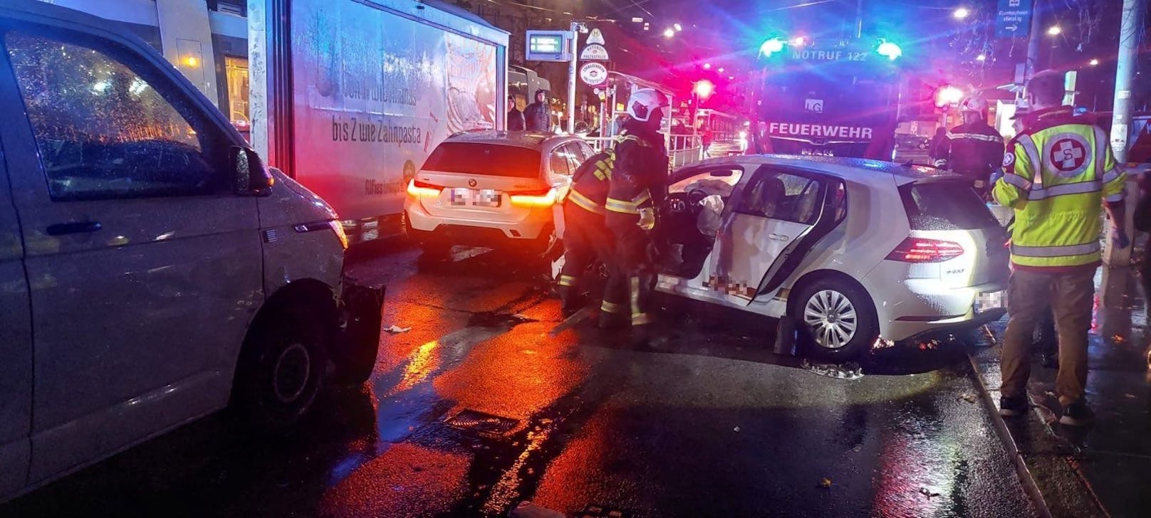 Ein Fahrer wurde dabei in seinem Auto eingeklemmt, die Feuerwehr musste ihn mit einem hydraulischen Rettungsgerät befreien. 