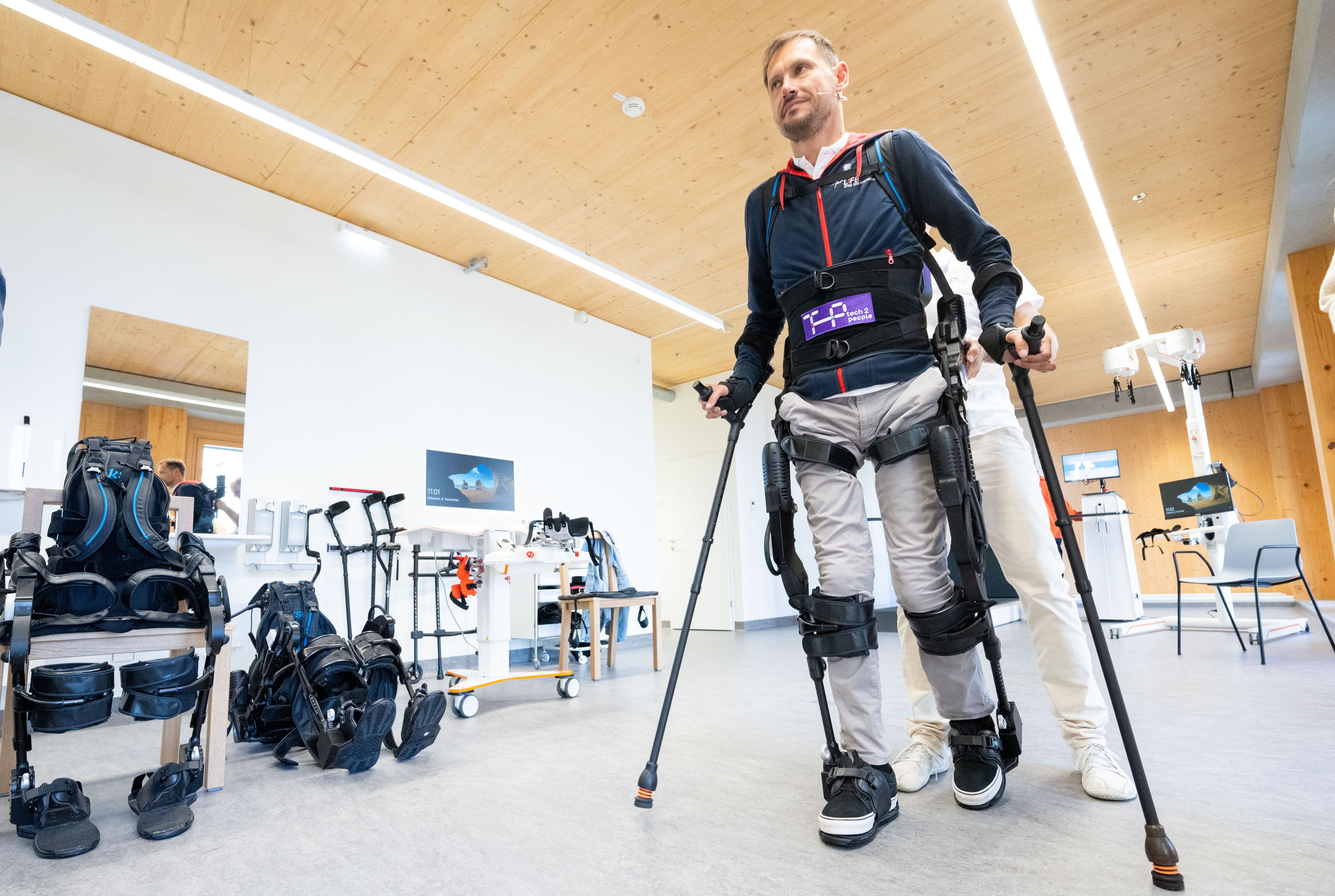 Mithilfe von Robotik-gestützter Therapie (wie hier mit einem Exoskelett) sollen Patienten mit neurologischen Erkrankungen in der Wiener Seestadt ein leistbares, ambulantes Therapieprogramm bekommen.